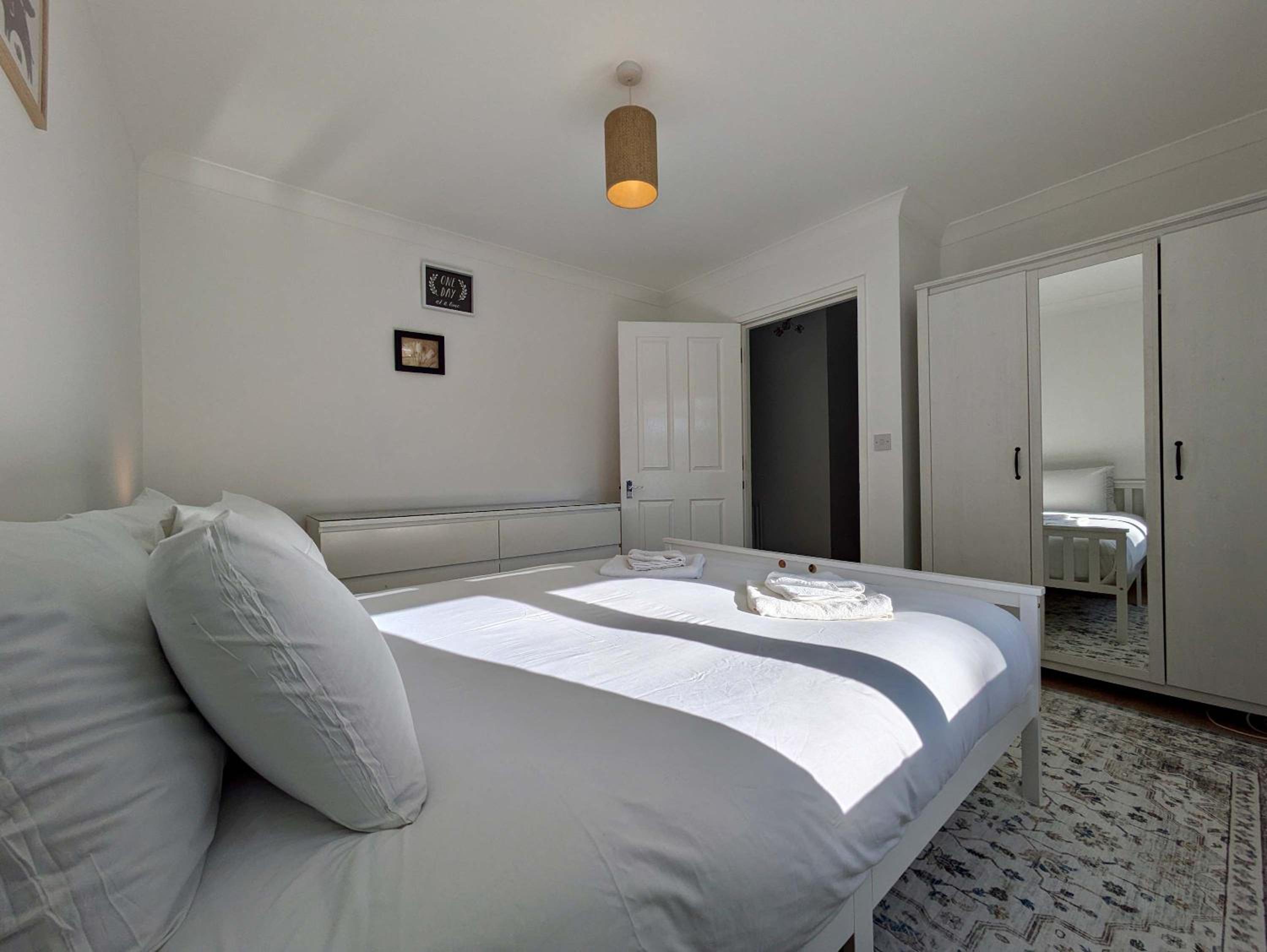 Spacious 2-Bed Flat with Free Parking, Bromley view 4