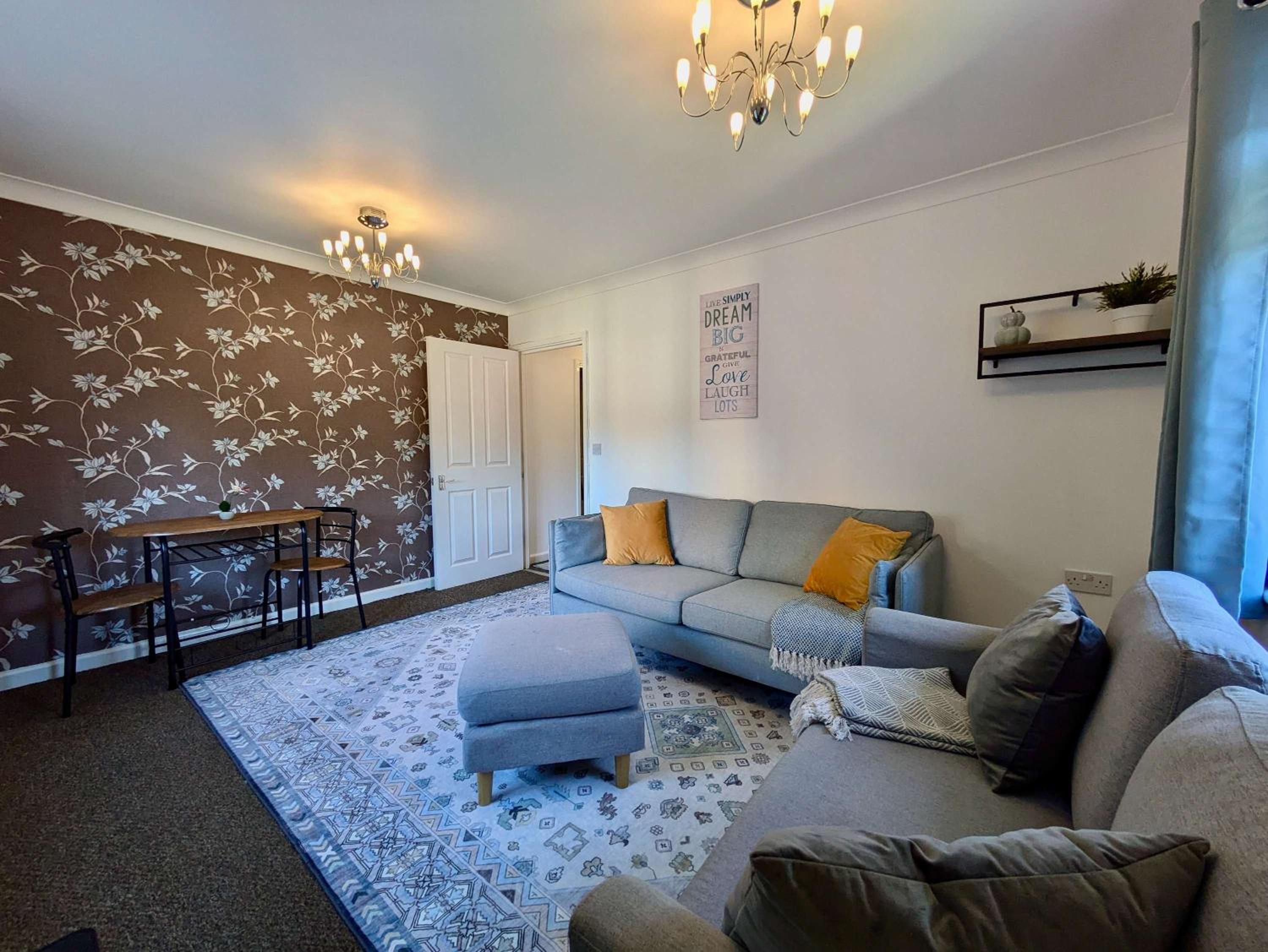 Spacious 2-Bed Flat with Free Parking, Bromley view 3