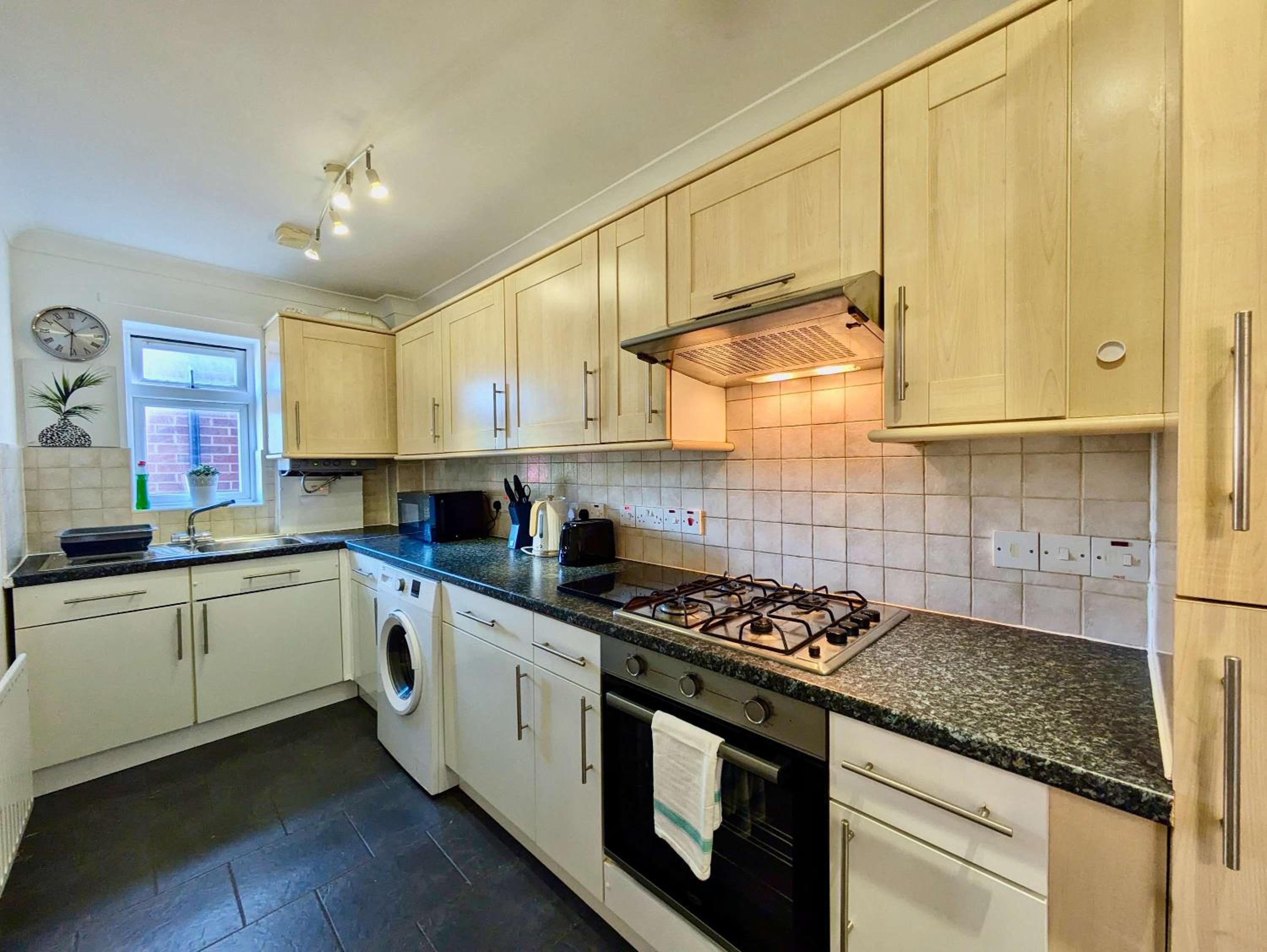 Spacious 2-Bed Flat with Free Parking, Bromley view 5