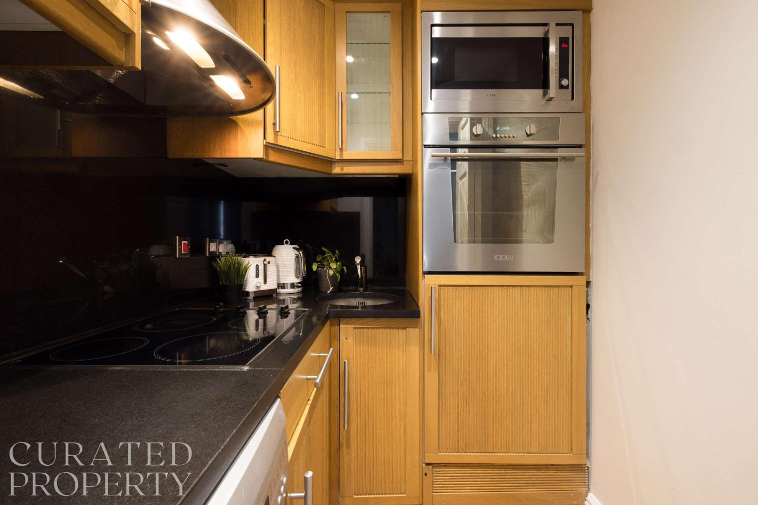 Chic & Sunlit Earls Court Flat