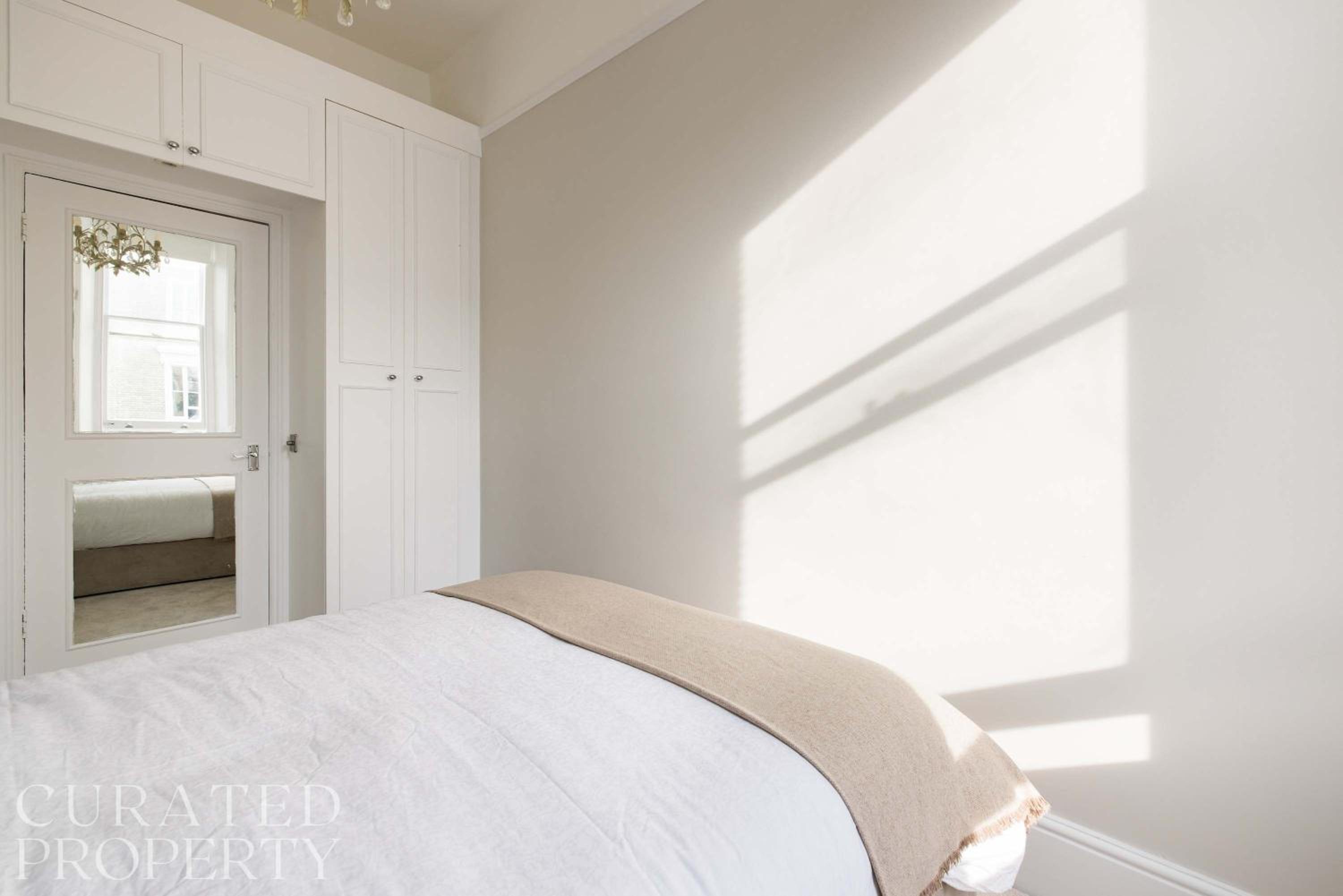 Chic & Sunlit Earls Court Flat