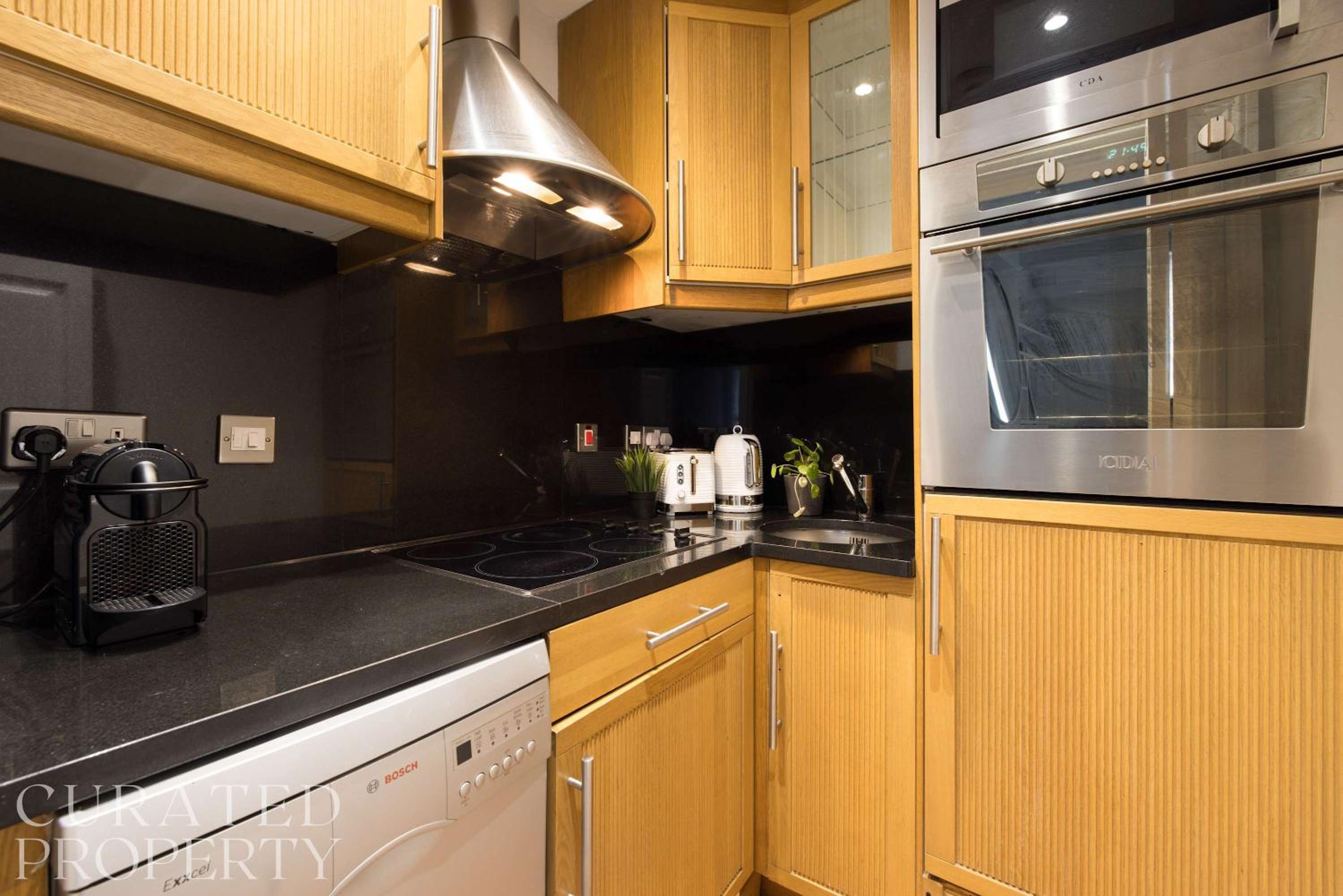 Chic & Sunlit Earls Court Flat