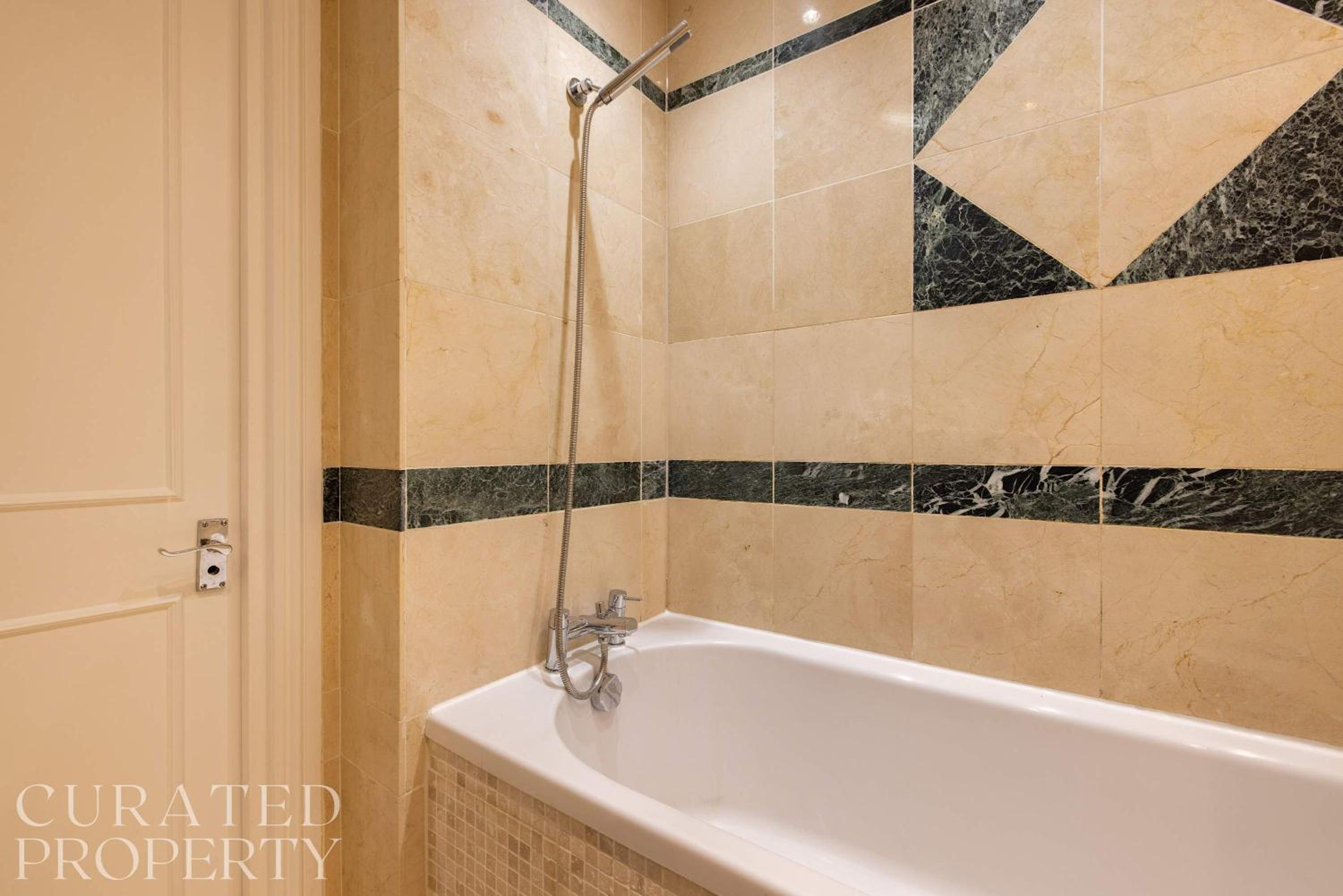 Chic & Sunlit Earls Court Flat