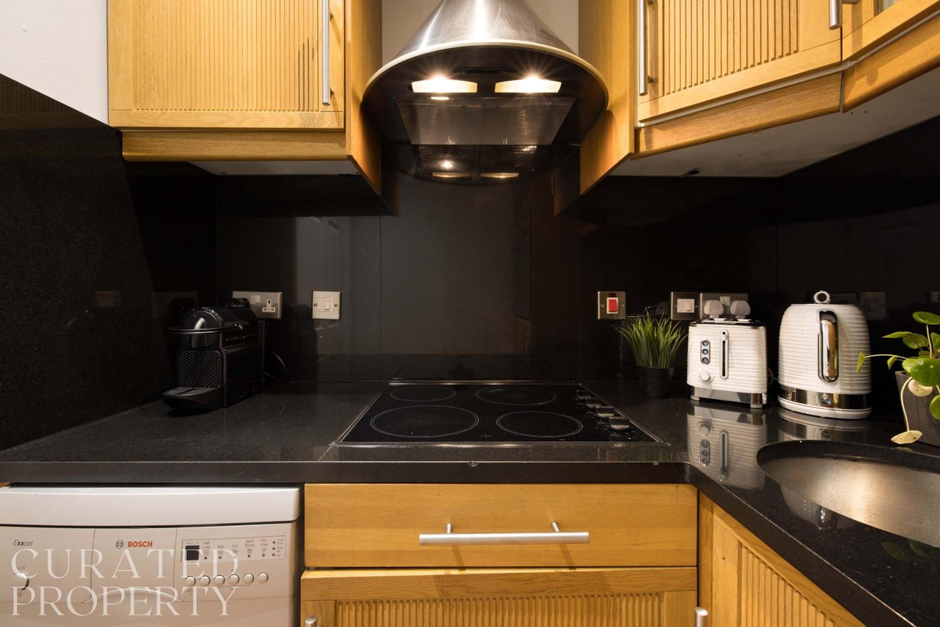 Chic & Sunlit Earls Court Flat