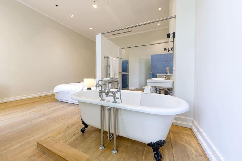 Luxurious 3 Bedrooms City Center
