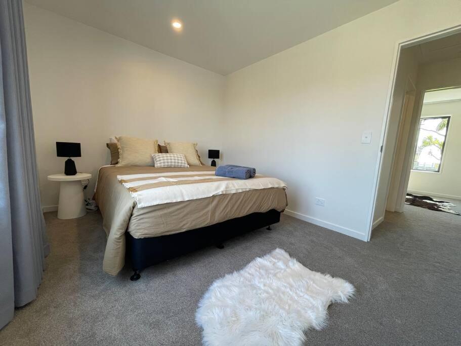 Stylish 2 Bed Retreat Close to CBD With Parking view 2