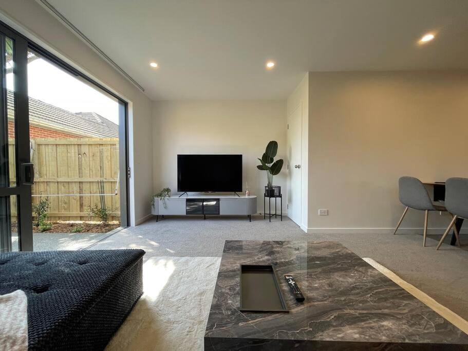 Stylish 2 Bed Retreat Close to CBD With Parking view 3