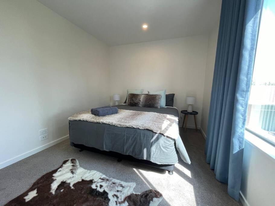 Stylish 2 Bed Retreat Close to CBD With Parking view 4