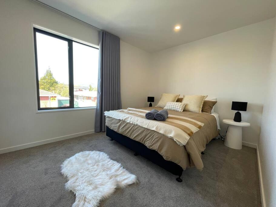 Stylish 2 Bed Retreat Close to CBD With Parking view 5