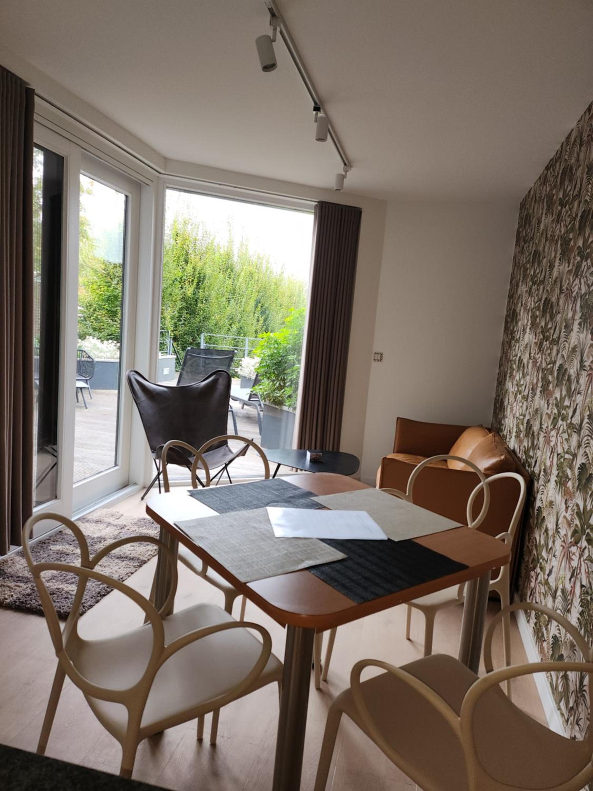 Business Accommodation 'Garden' Living Intimate
