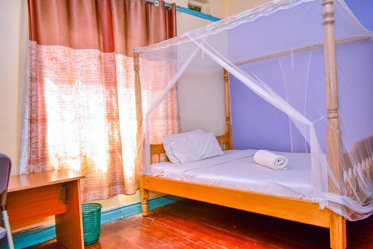 Lions Den Guest rooms view 3