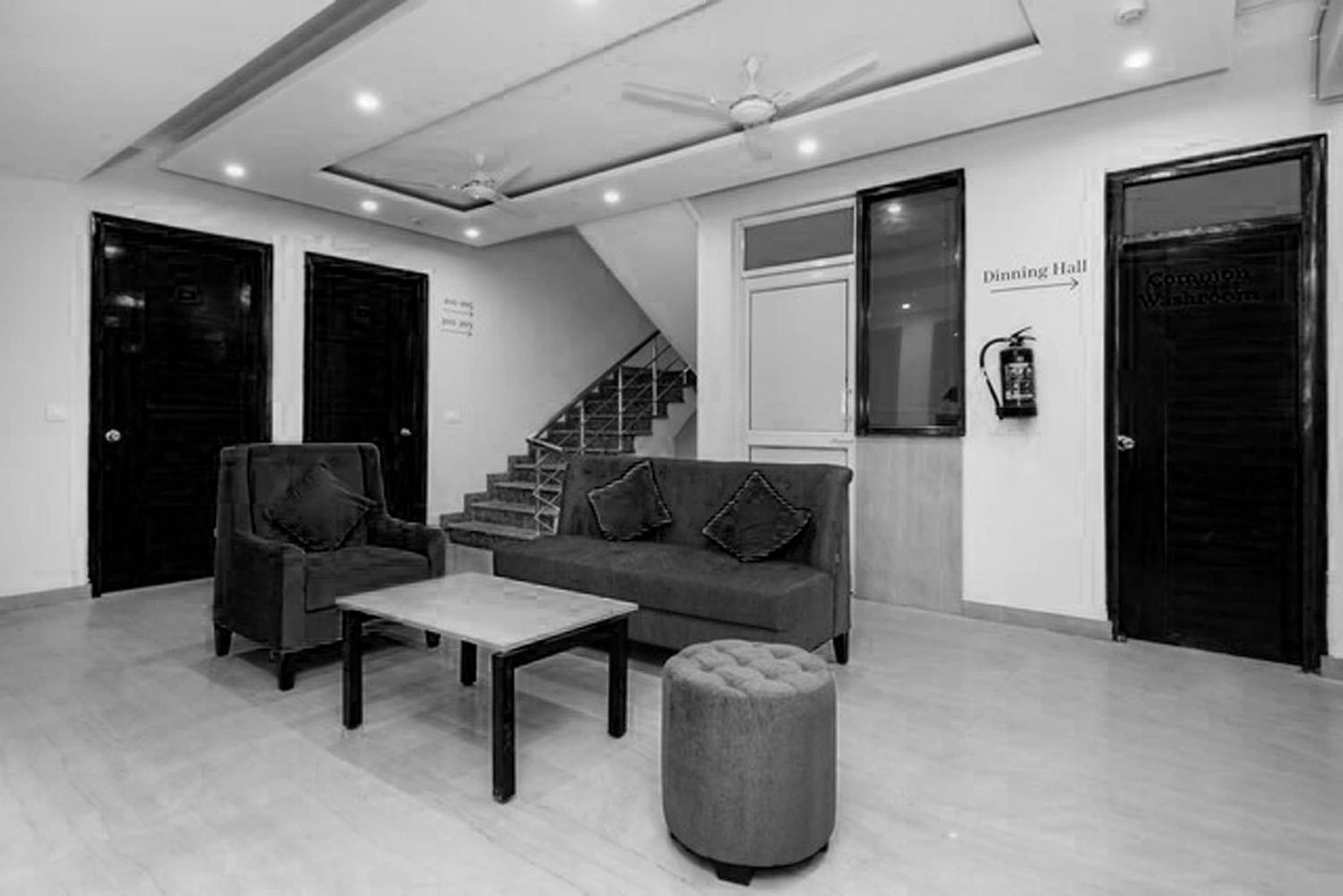 Hotel O Earth Villa Near Bestech Central Square Mall