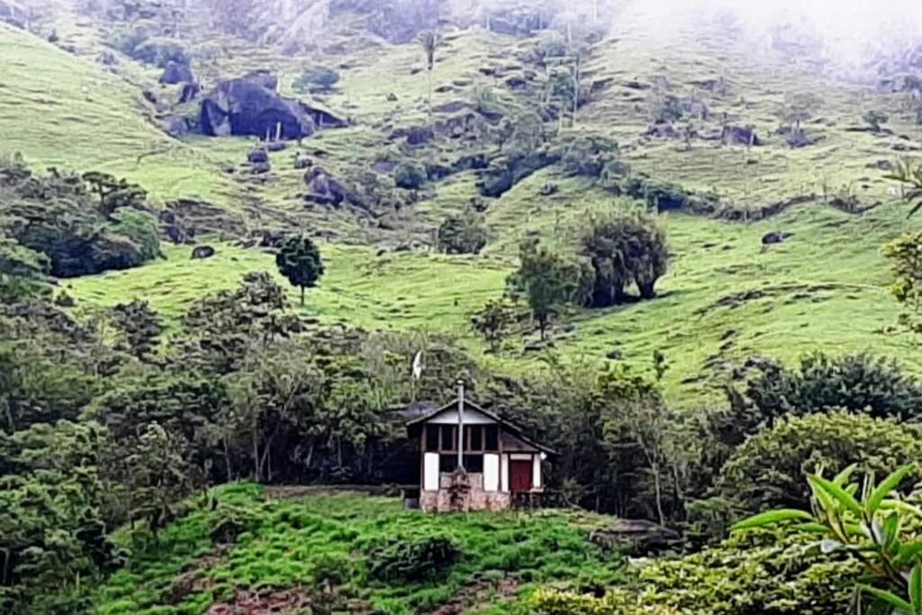 Chalé Green Action, serra, verde e cachoeira!g