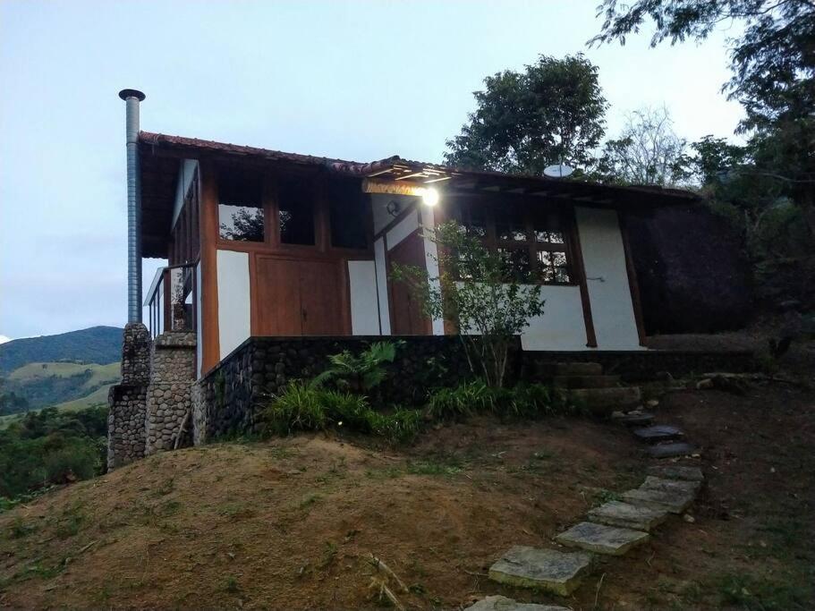 Chalé Green Action, serra, verde e cachoeira!g