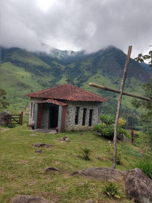 Chalé Green Action, serra, verde e cachoeira!g