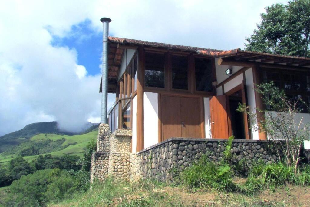 Chalé Green Action, serra, verde e cachoeira!g
