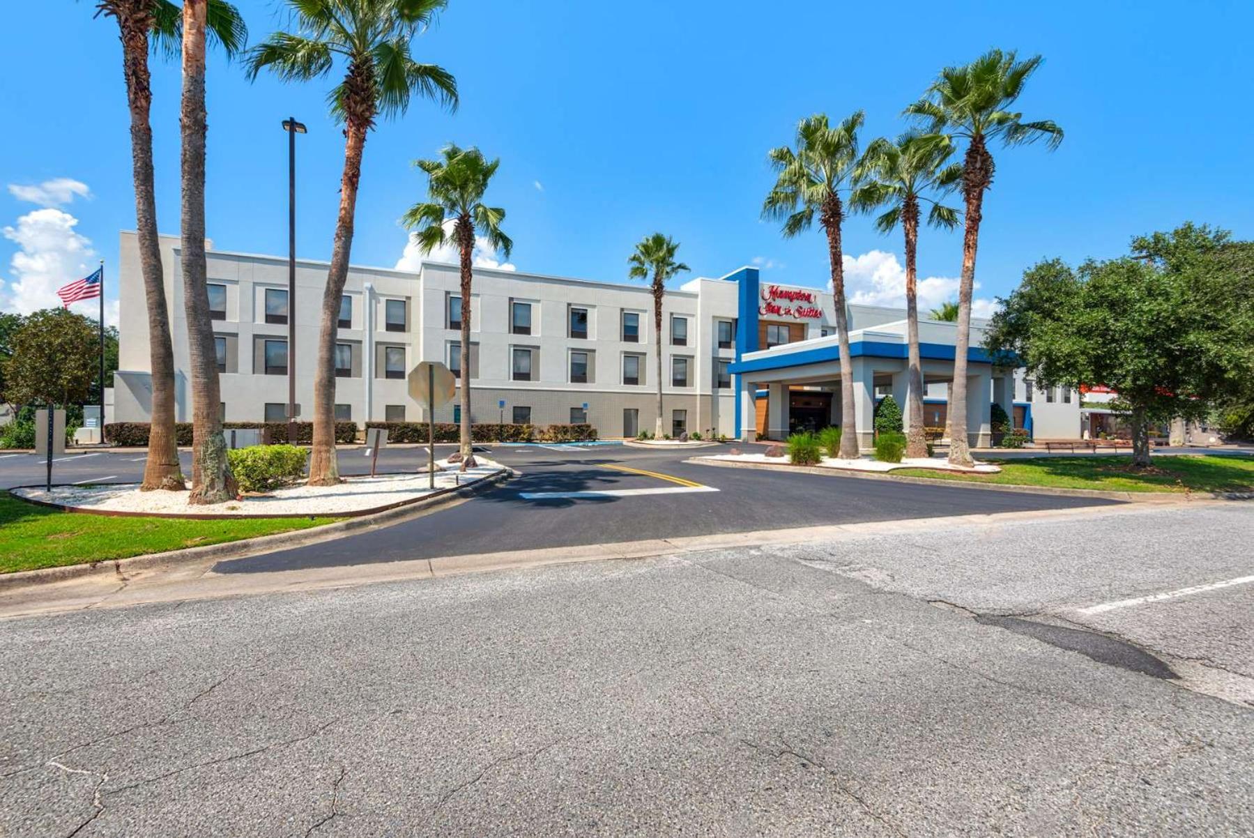 Hotel Hampton Inn & Suites Pensacola I-10 N at University Town Plaza - Image 1