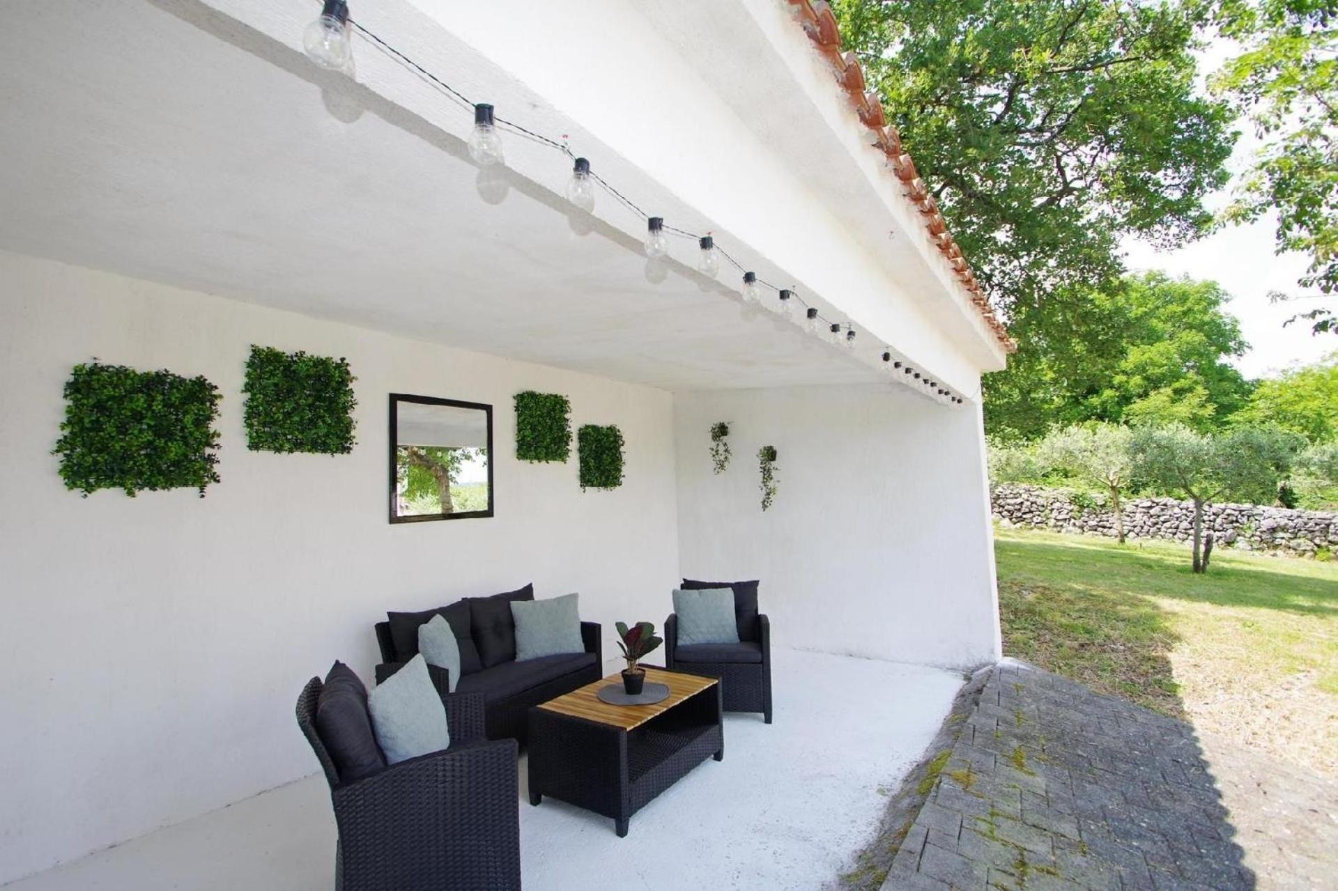 Ferienwohnung in Rakalj mit Grill und Garten