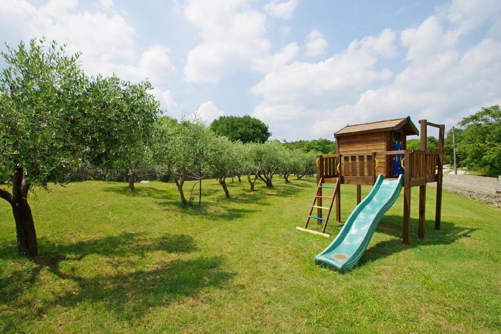 Ferienwohnung in Rakalj mit Grill und Garten