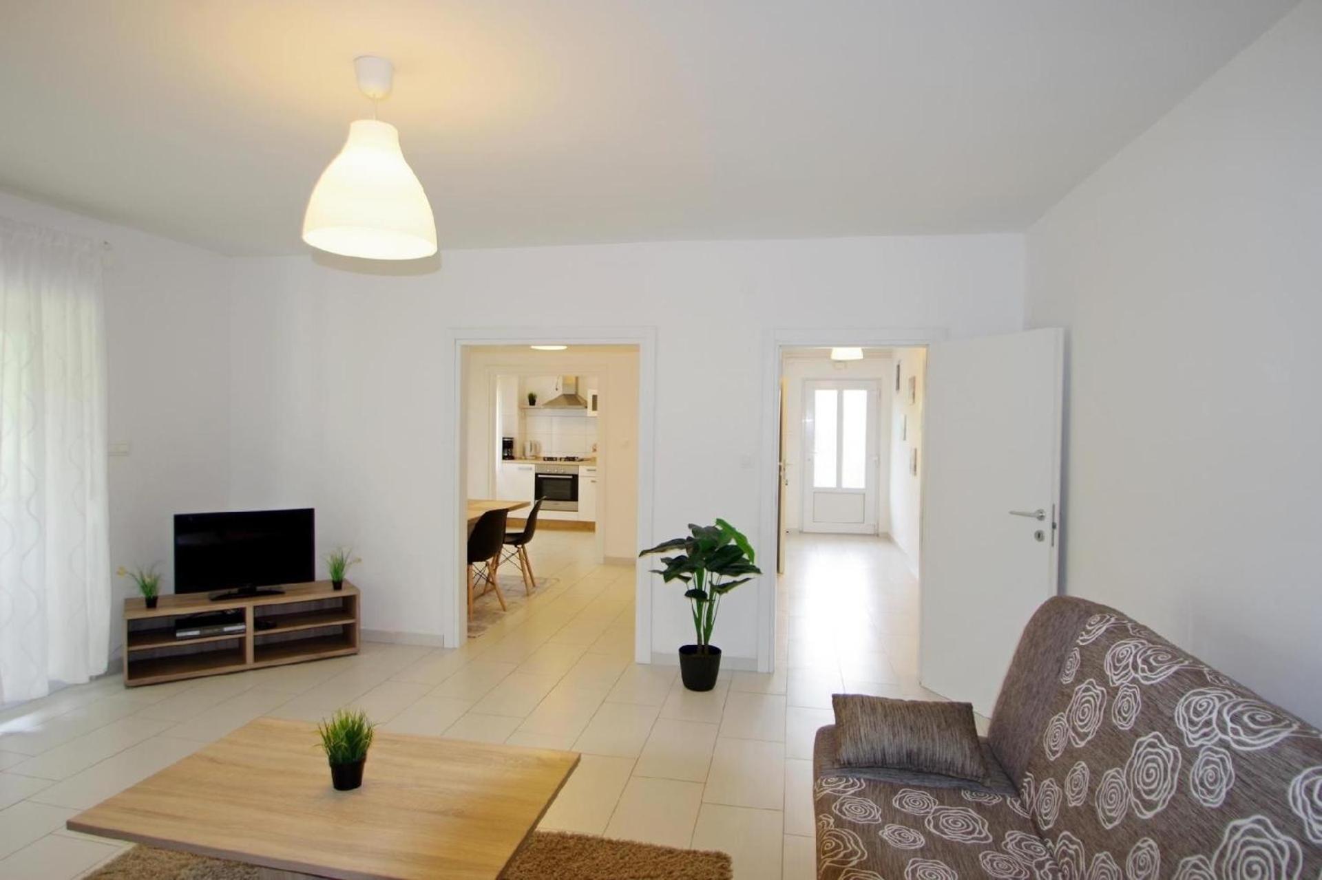 Ferienwohnung in Rakalj mit Grill und Garten