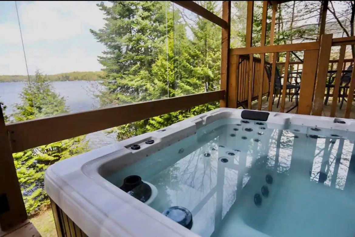 Rustic Waterfront Chalet Panoramic View and Spa