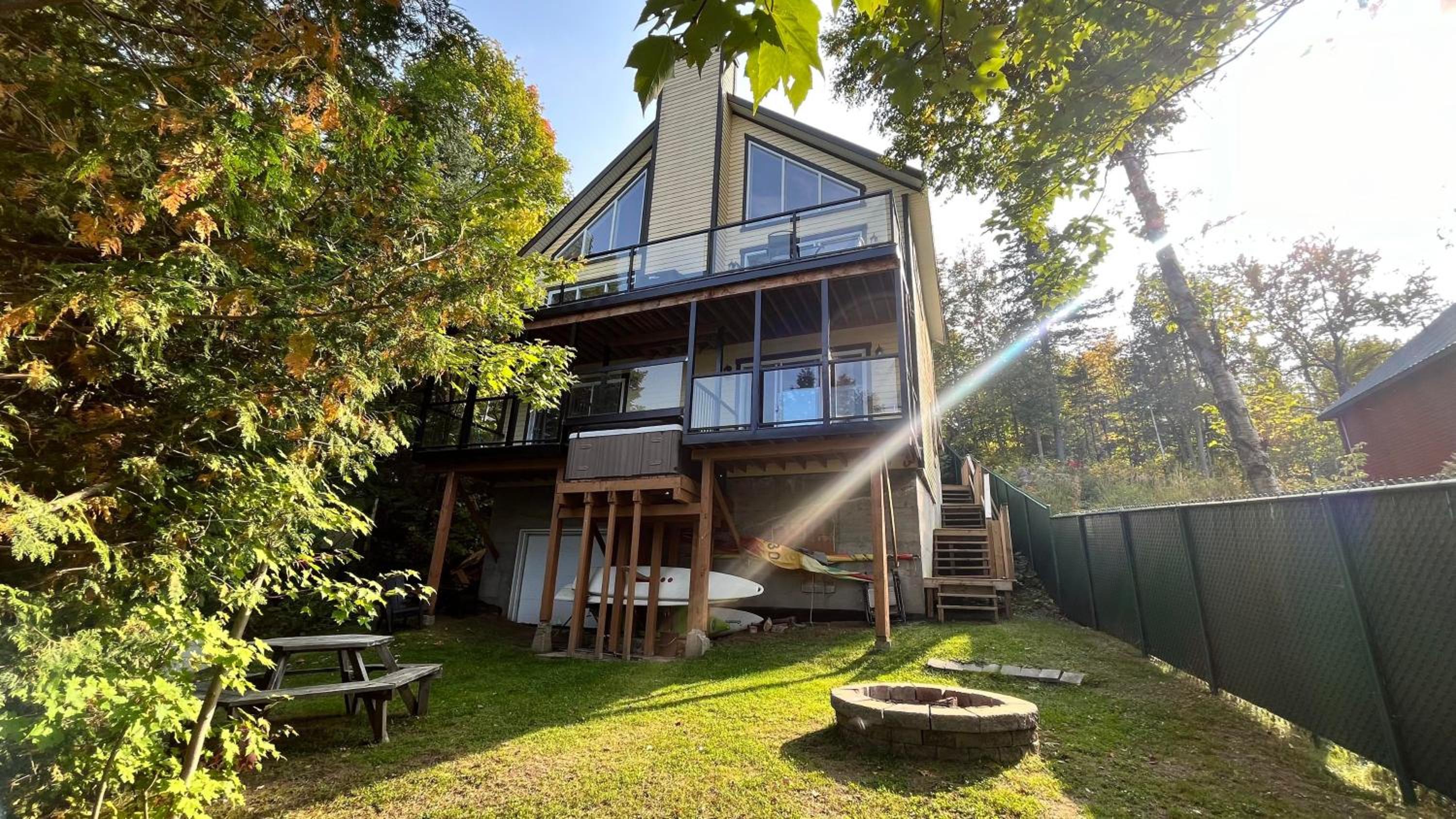 Rustic Waterfront Chalet Panoramic View and Spa