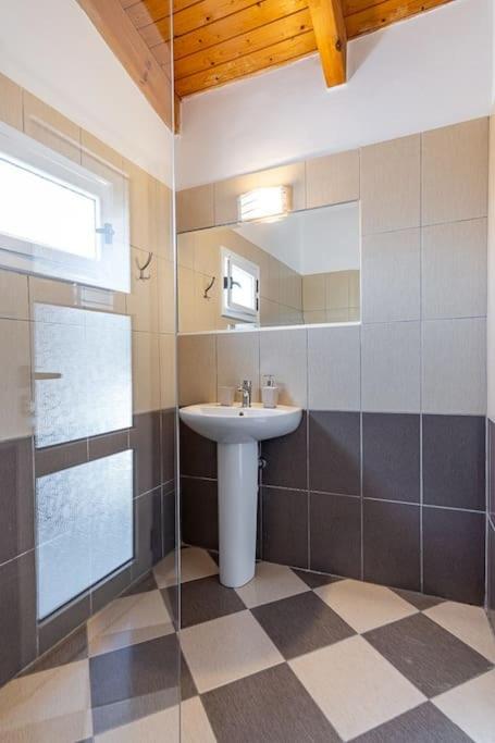 Apartment 4 - 2 bedrooms, Vila Goro - Pool, Parking and more