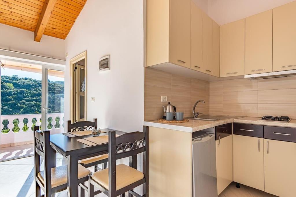 Apartment 4 - 2 bedrooms, Vila Goro - Pool, Parking and more