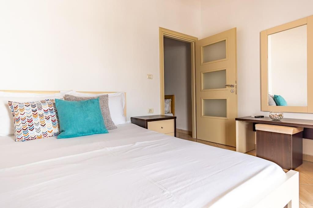 Apart 5 Pool, Views, Kitchen, Parking and more - Goro