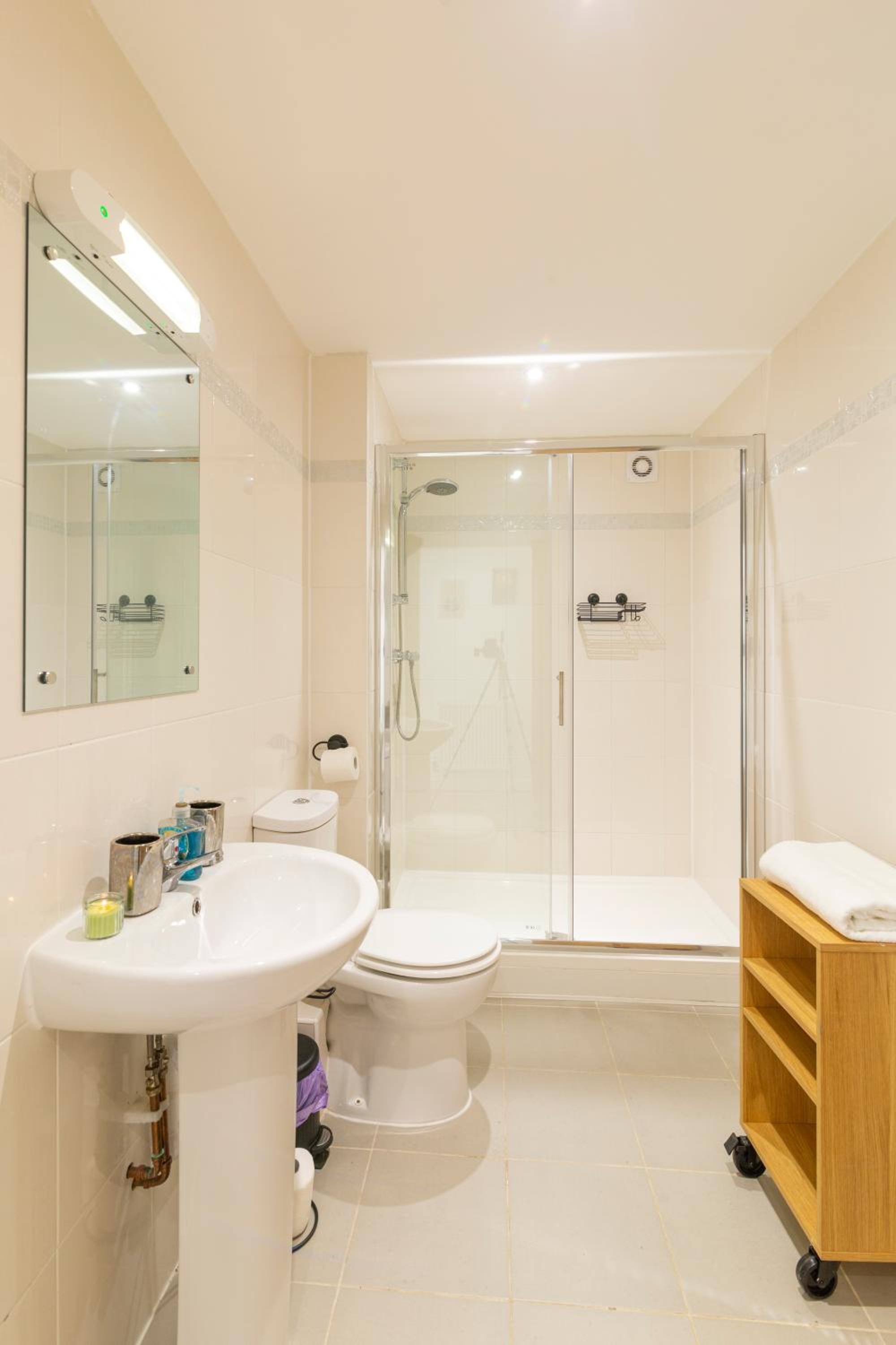 Oxford Vacations - The Phantom Apartment ideal for JR Churchill Manor Nuffield Hospitals Oxford B University 2023 built sleeps 5 people comfortably very modern 2 rooms 3 bathrooms 1 minute walk to John Radcliffe Hospital - Property Image 50