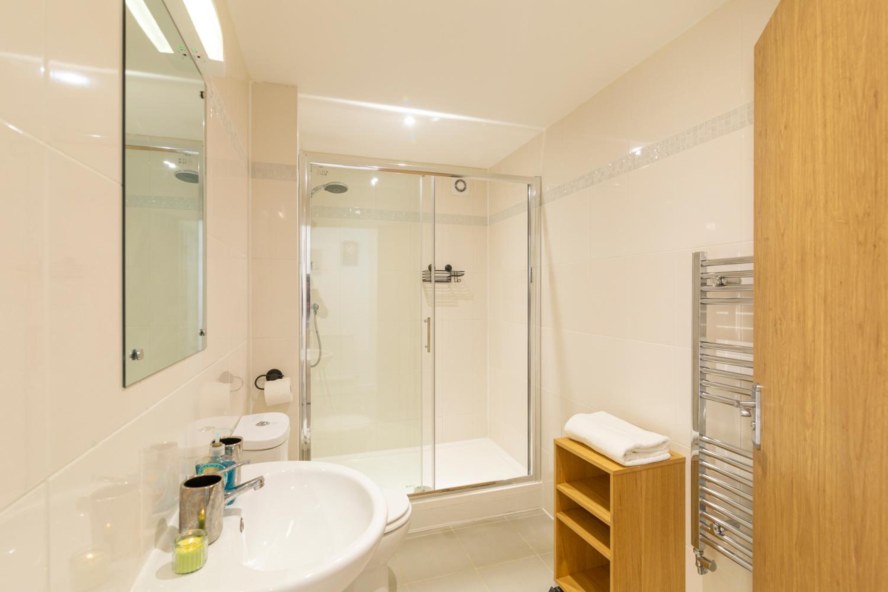 Oxford Vacations - The Phantom Apartment ideal for JR Churchill Manor Nuffield Hospitals Oxford B University 2023 built sleeps 5 people comfortably very modern 2 rooms 3 bathrooms 1 minute walk to John Radcliffe Hospital - Property Image 23