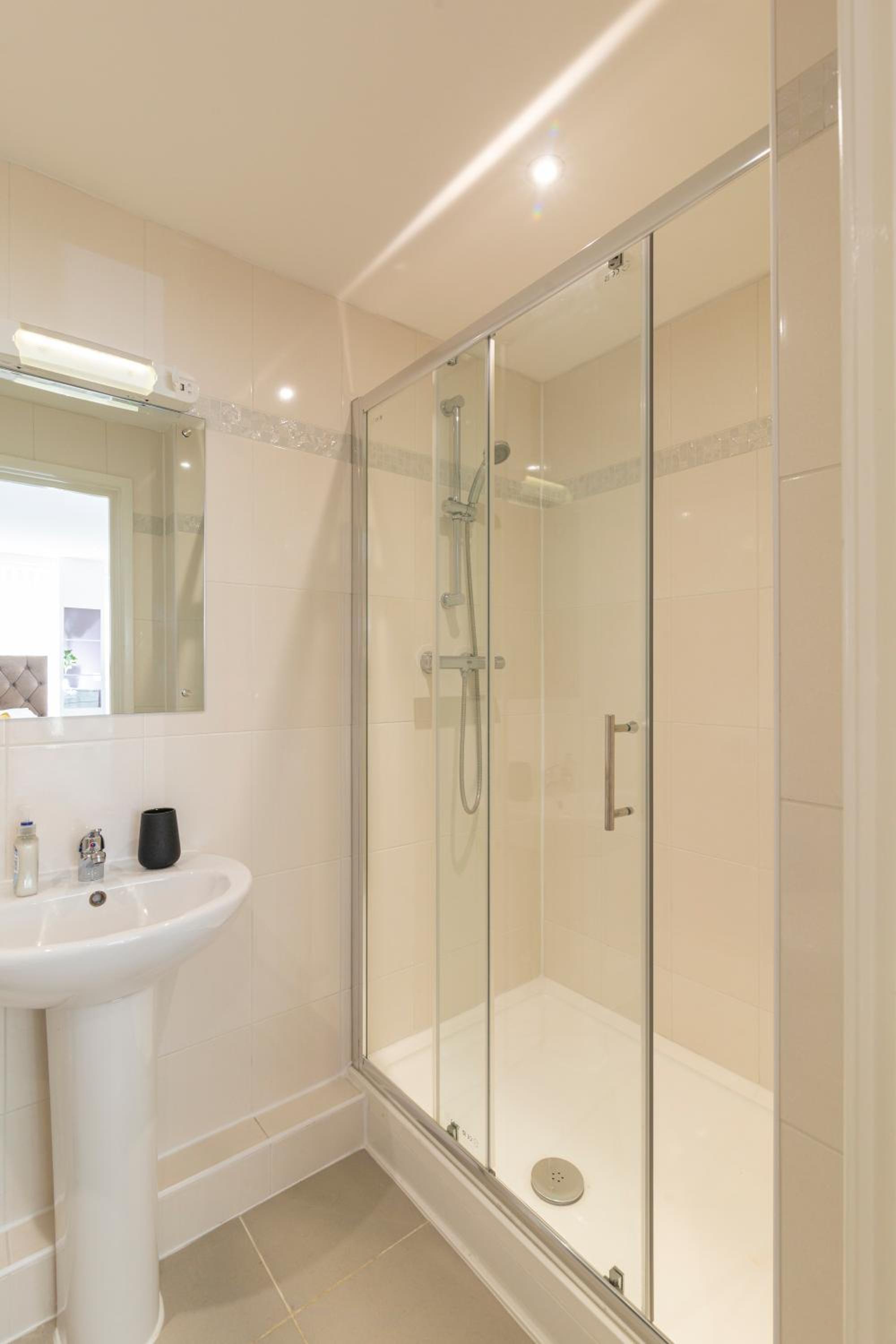 Oxford Vacations - The Phantom Apartment ideal for JR Churchill Manor Nuffield Hospitals Oxford B University 2023 built sleeps 5 people comfortably very modern 2 rooms 3 bathrooms 1 minute walk to John Radcliffe Hospital - Property Image 105