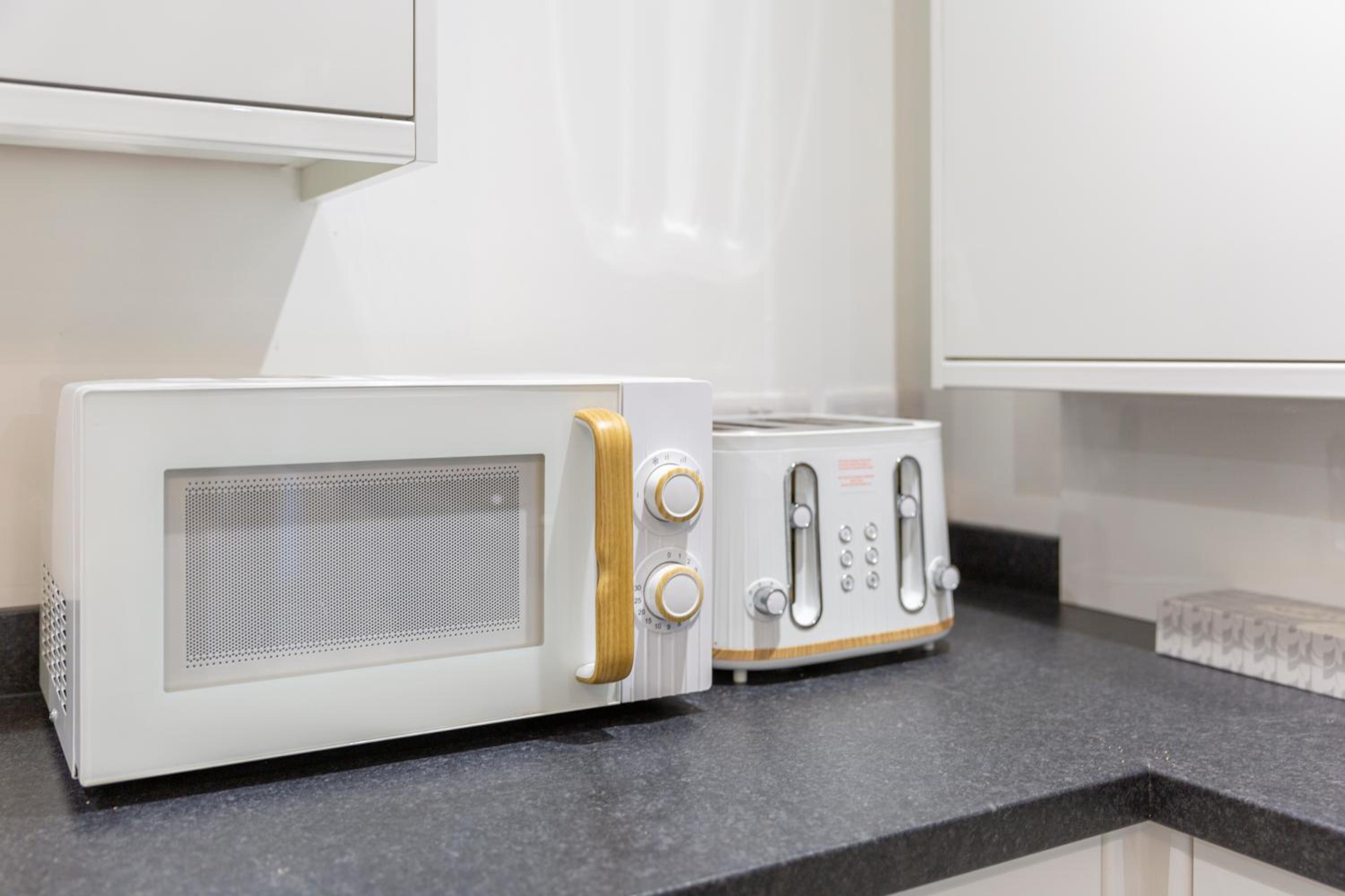 Oxford Vacations - The Phantom Apartment ideal for JR Churchill Manor Nuffield Hospitals Oxford B University 2023 built sleeps 5 people comfortably very modern 2 rooms 3 bathrooms 1 minute walk to John Radcliffe Hospital - Property Image 19