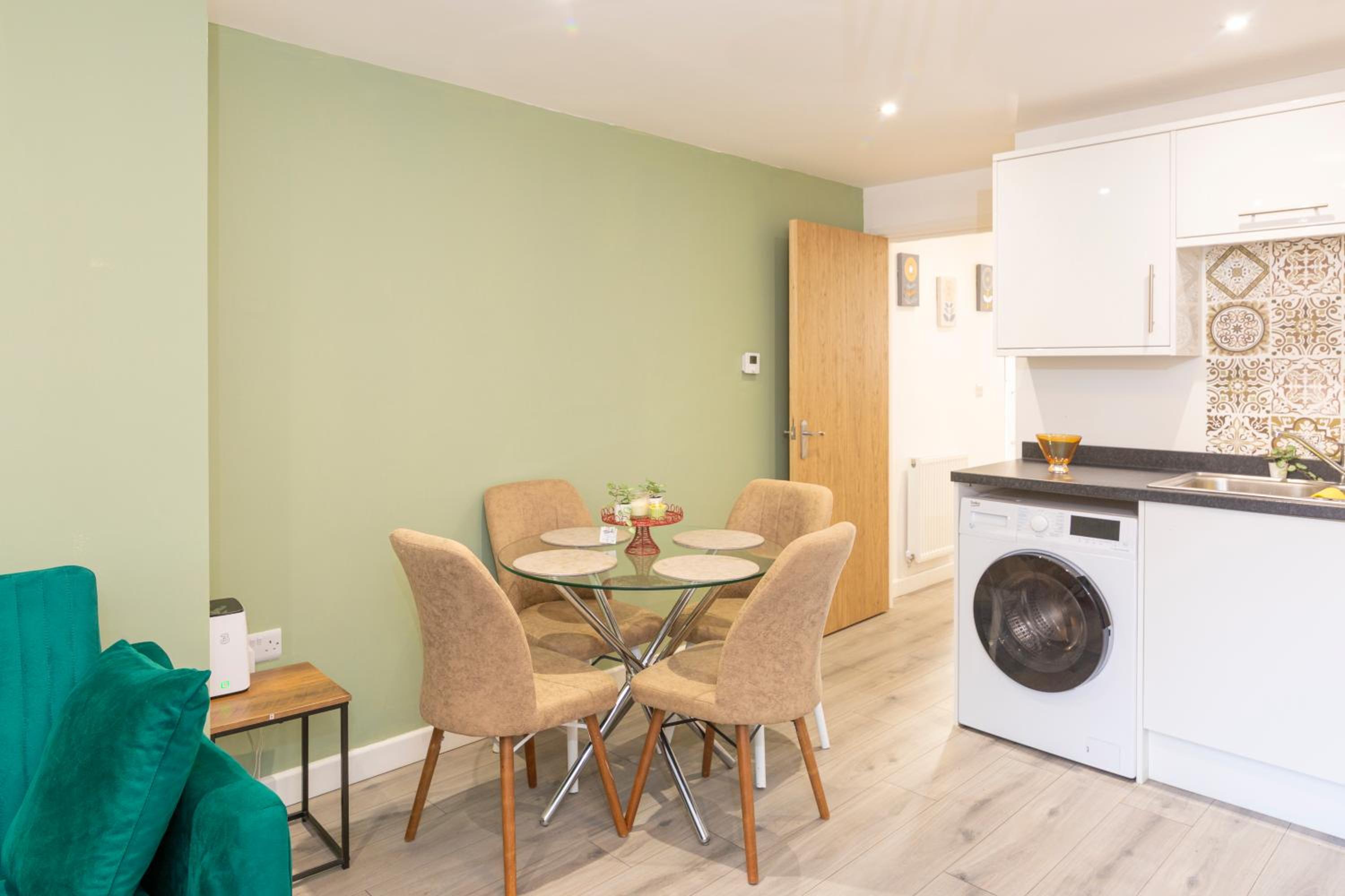 Oxford Vacations - The Phantom Apartment ideal for JR Churchill Manor Nuffield Hospitals Oxford B University 2023 built sleeps 5 people comfortably very modern 2 rooms 3 bathrooms 1 minute walk to John Radcliffe Hospital - Property Image 3