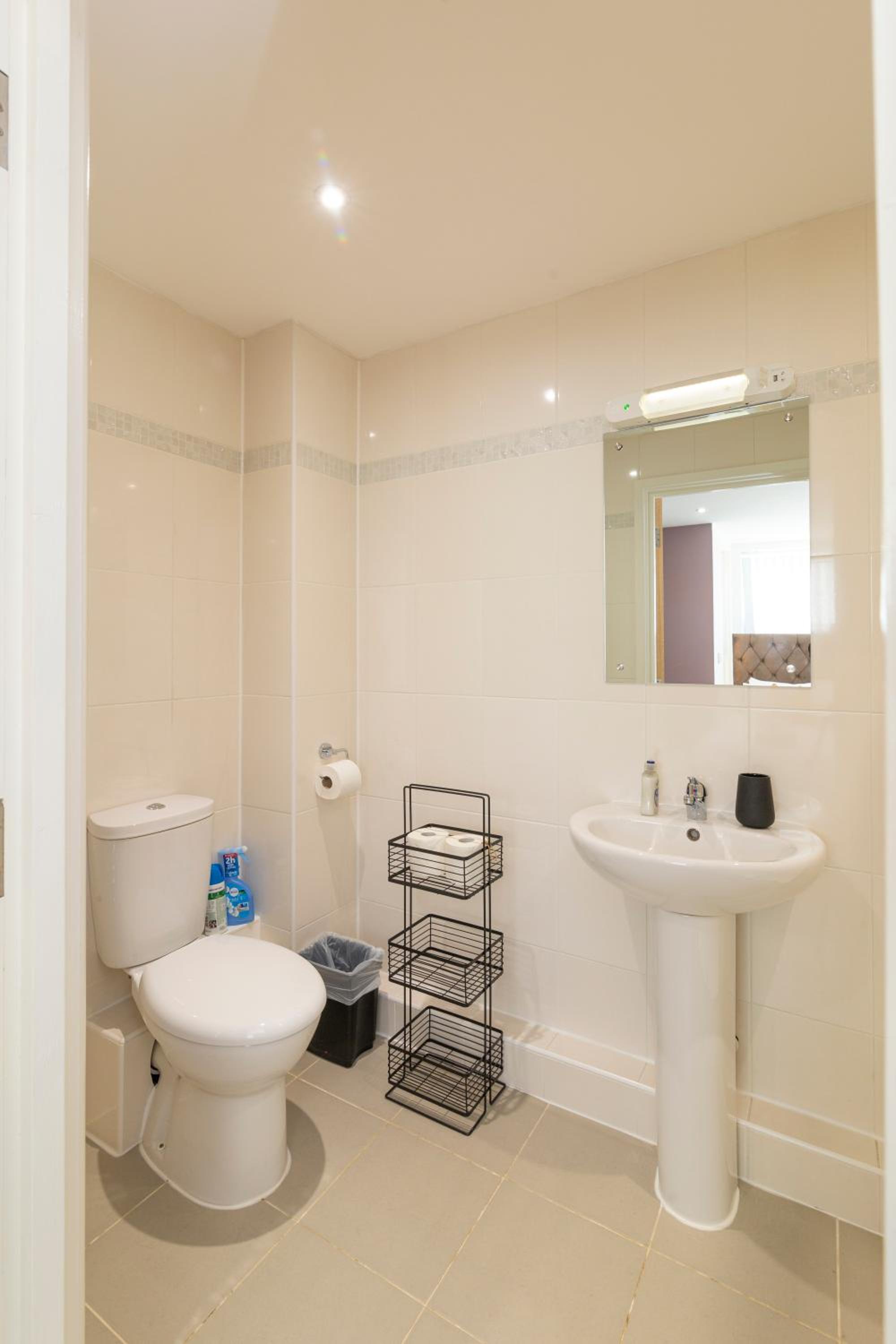 Oxford Vacations - The Phantom Apartment ideal for JR Churchill Manor Nuffield Hospitals Oxford B University 2023 built sleeps 5 people comfortably very modern 2 rooms 3 bathrooms 1 minute walk to John Radcliffe Hospital - Property Image 22