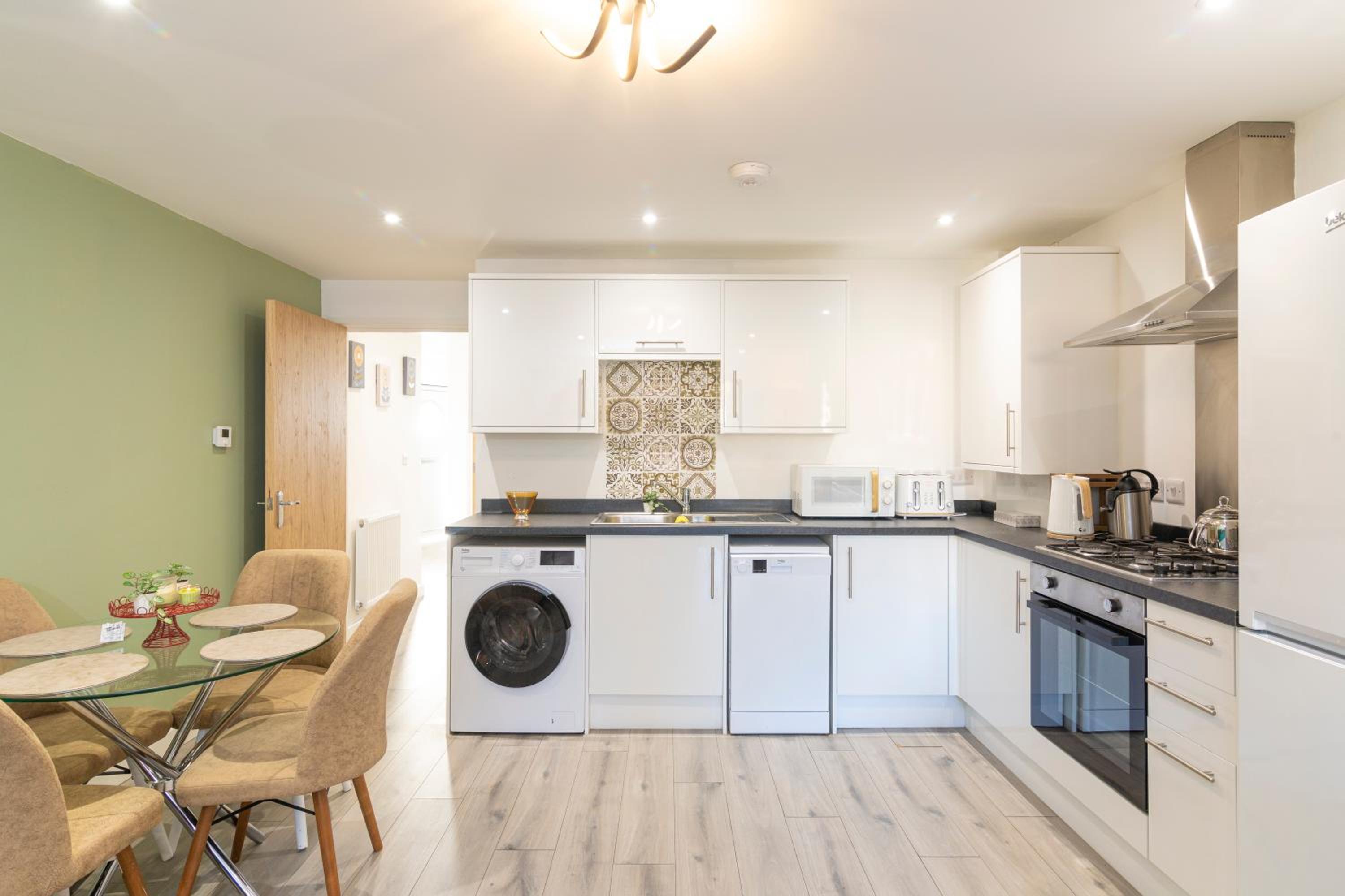Oxford Vacations - The Phantom Apartment ideal for JR Churchill Manor Nuffield Hospitals Oxford B University 2023 built sleeps 5 people comfortably very modern 2 rooms 3 bathrooms 1 minute walk to John Radcliffe Hospital - Property Image 12