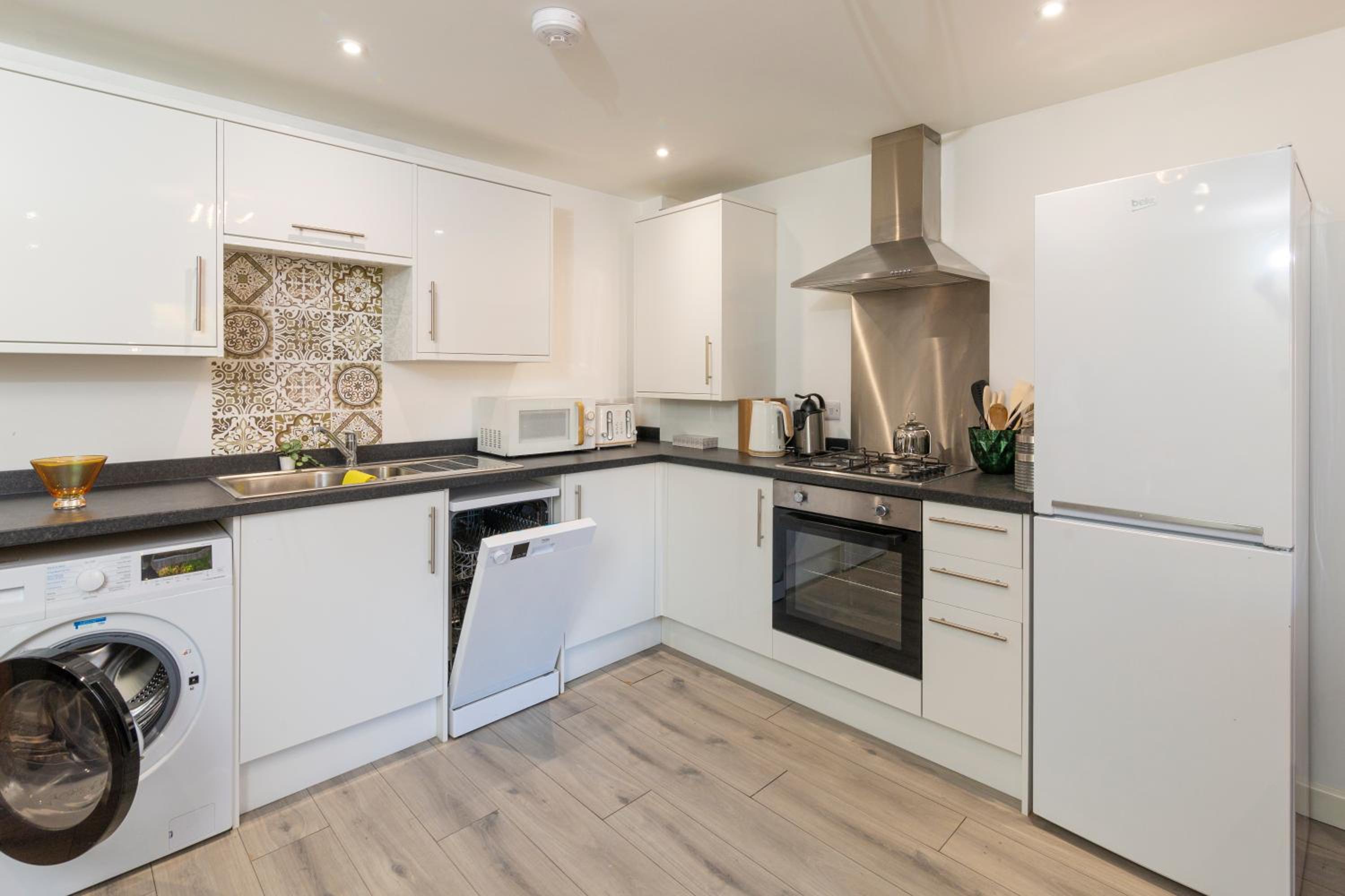 Oxford Vacations - The Phantom Apartment ideal for JR Churchill Manor Nuffield Hospitals Oxford B University 2023 built sleeps 5 people comfortably very modern 2 rooms 3 bathrooms 1 minute walk to John Radcliffe Hospital - Property Image 29