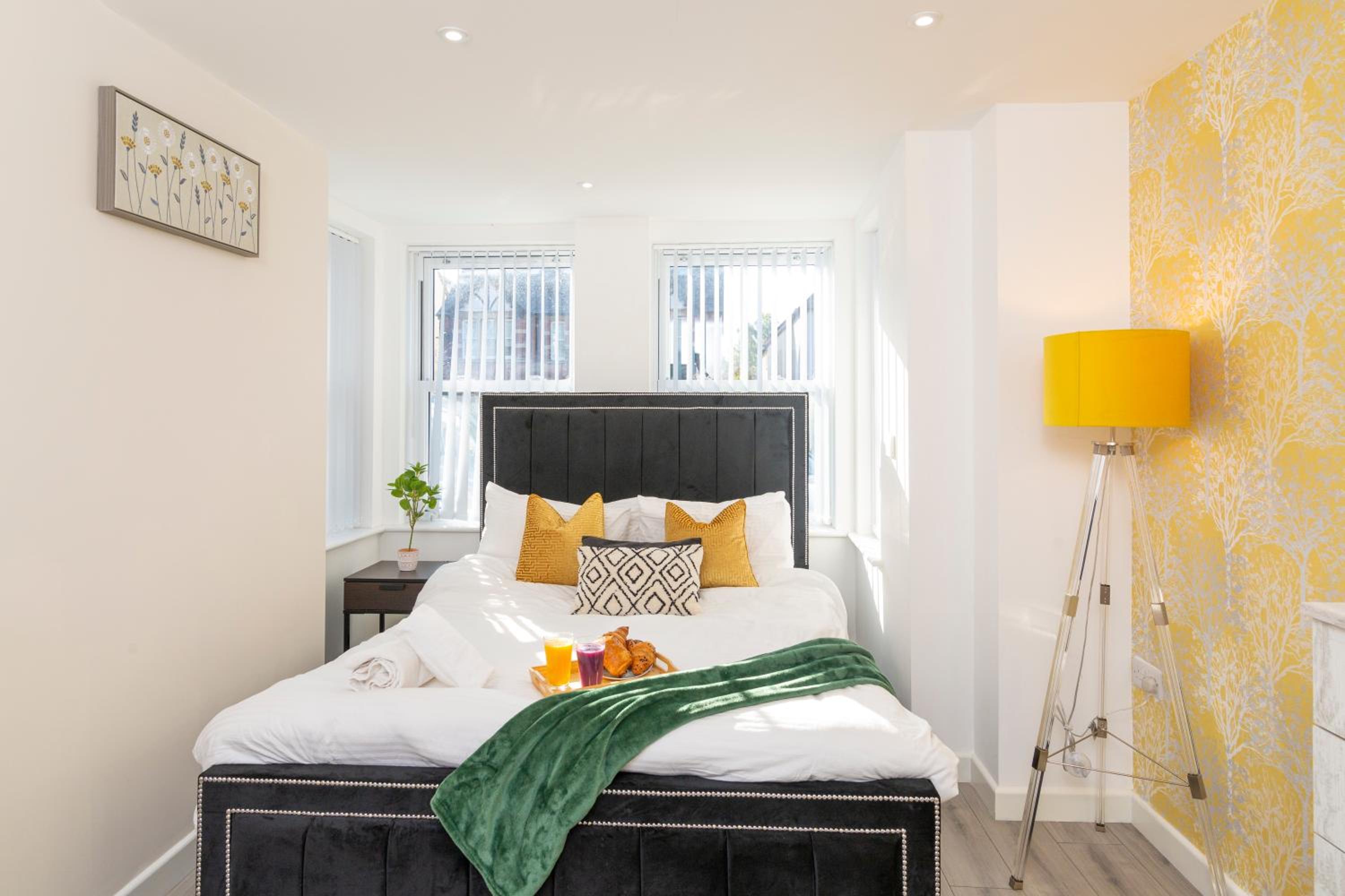 Oxford Vacations - The Phantom Apartment ideal for JR Churchill Manor Nuffield Hospitals Oxford B University 2023 built sleeps 5 people comfortably very modern 2 rooms 3 bathrooms 1 minute walk to John Radcliffe Hospital - Property Image 1