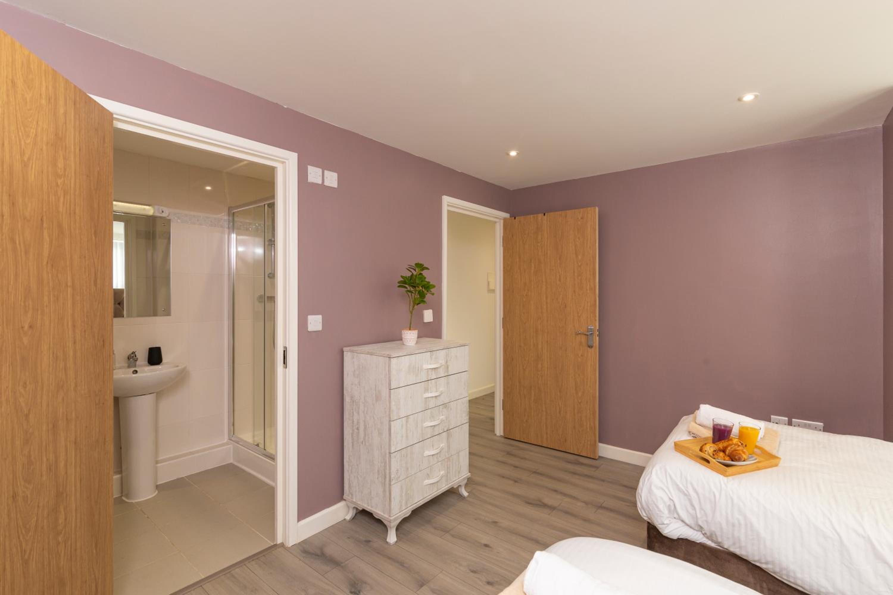 Oxford Vacations - The Phantom Apartment ideal for JR Churchill Manor Nuffield Hospitals Oxford B University 2023 built sleeps 5 people comfortably very modern 2 rooms 3 bathrooms 1 minute walk to John Radcliffe Hospital - Property Image 5