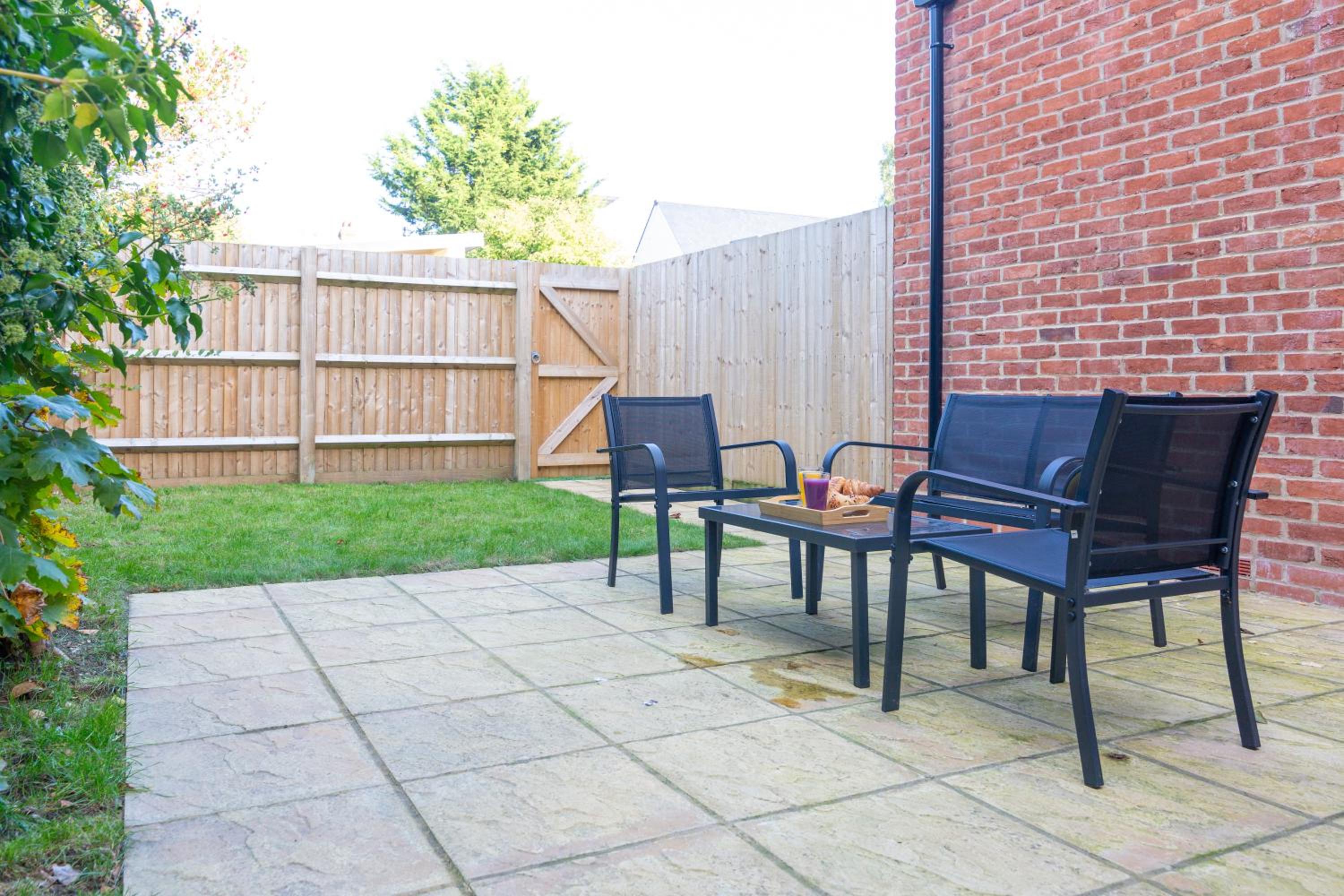 Oxford Vacations - The Phantom Apartment ideal for JR Churchill Manor Nuffield Hospitals Oxford B University 2023 built sleeps 5 people comfortably very modern 2 rooms 3 bathrooms 1 minute walk to John Radcliffe Hospital - Property Image 25