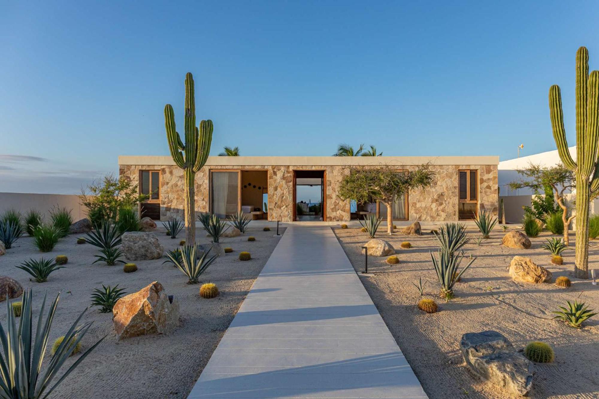 Secluded Luxury Beachfront Villa in La Ribera view 4