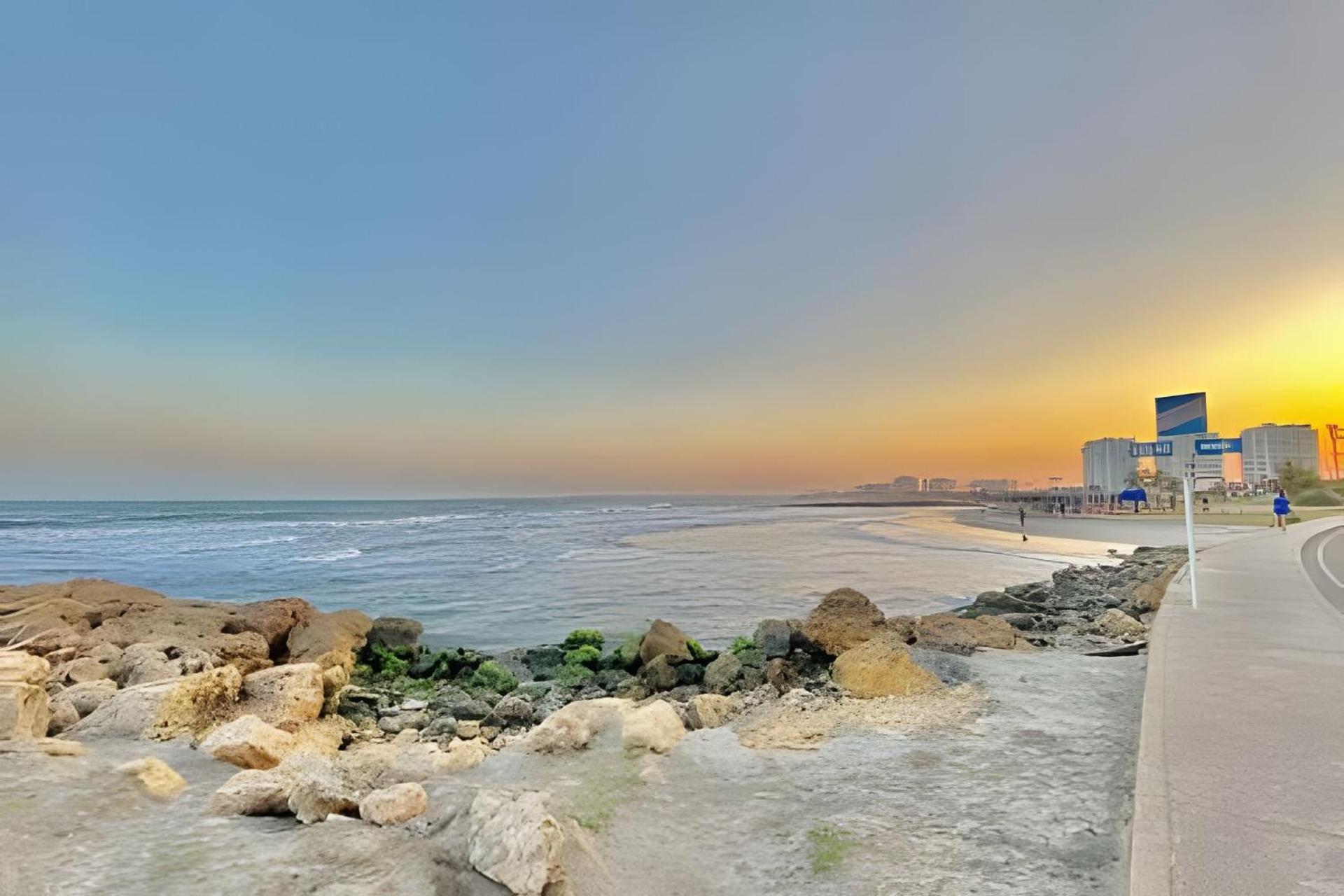 Modern 2BR next to the Walled City+Oceanside View