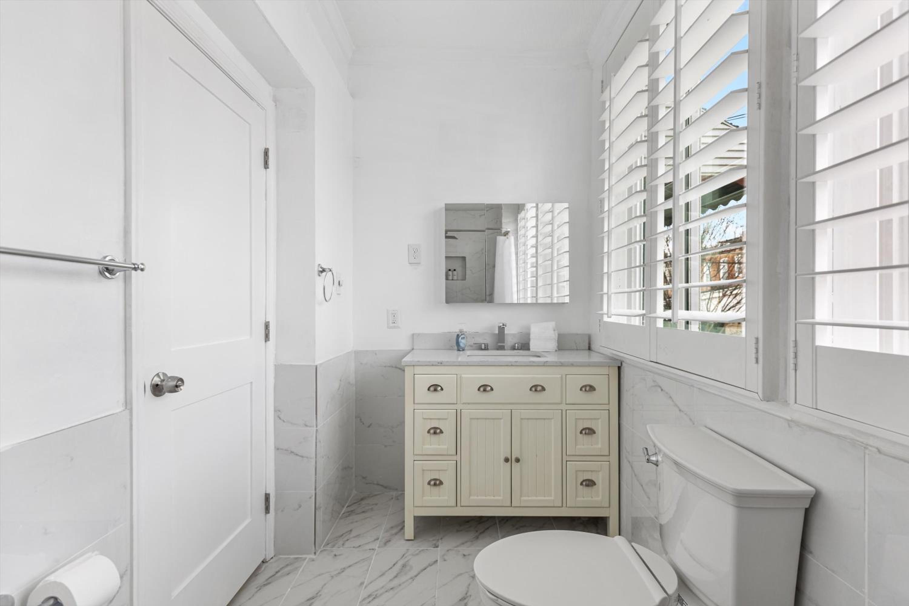 Family & Group Trips to DC - 4-BR Close to METRO view 2