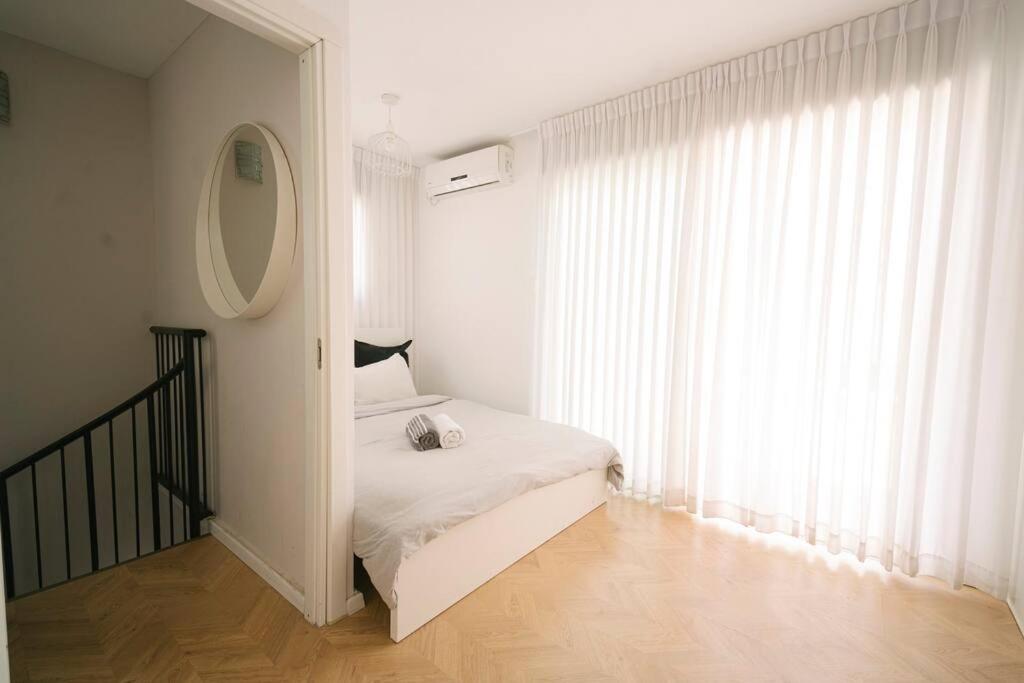 Ben Yehuda Duplex Apartment By Nimizz view 4