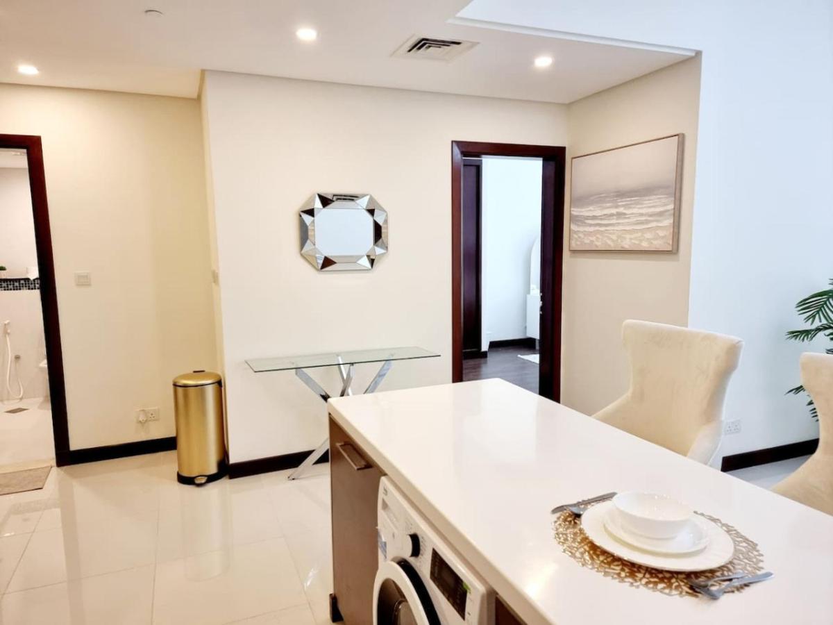 One Bedroom White Apartment