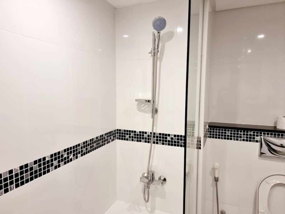 One Bedroom White Apartment