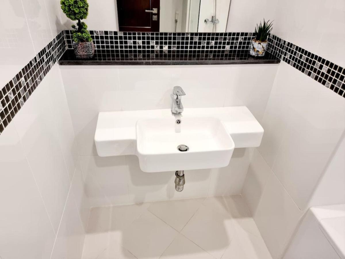 One Bedroom White Apartment