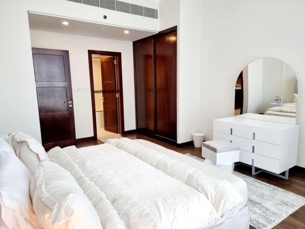 One Bedroom White Apartment