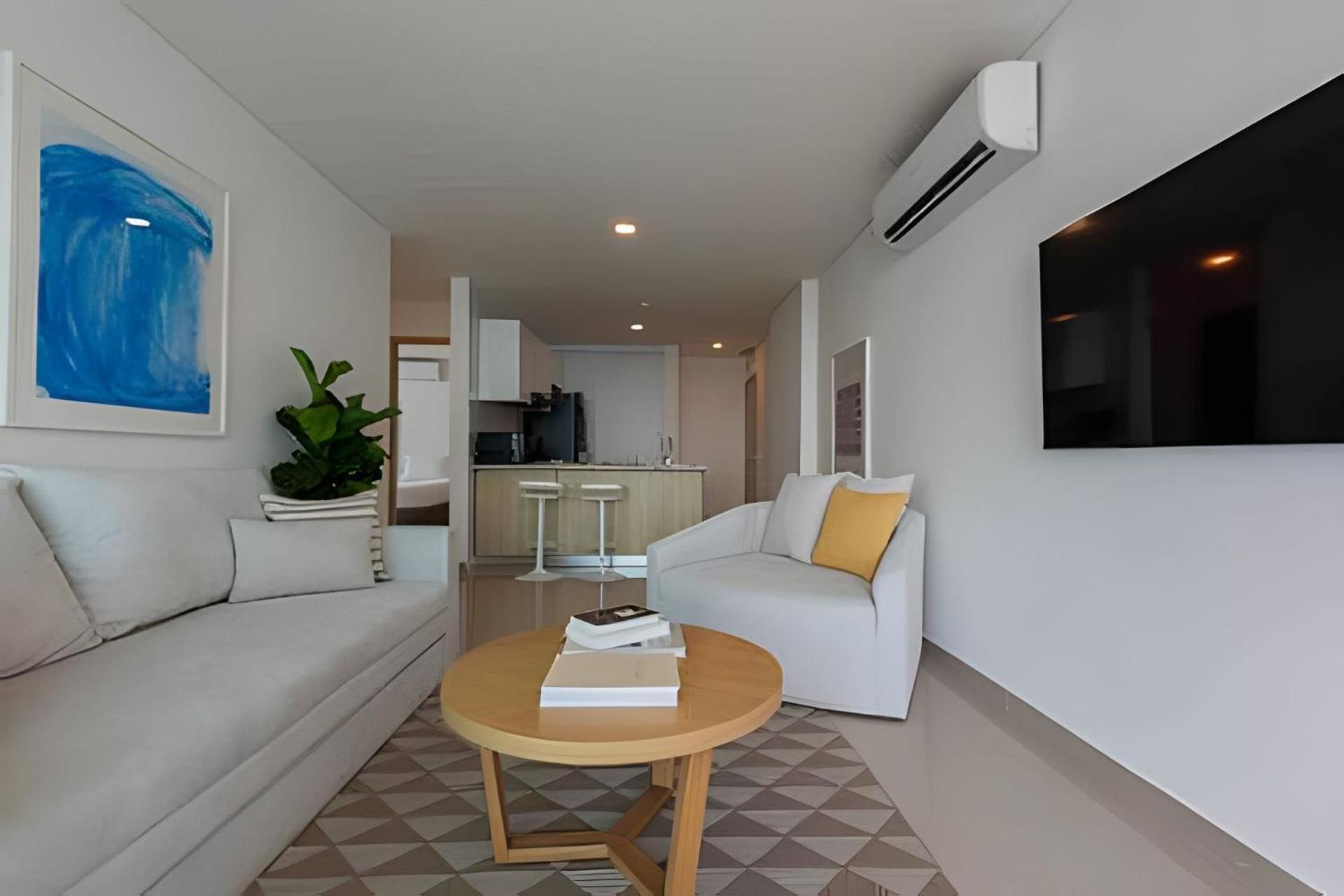 Modern 2BR next to the Walled City+Oceanside View