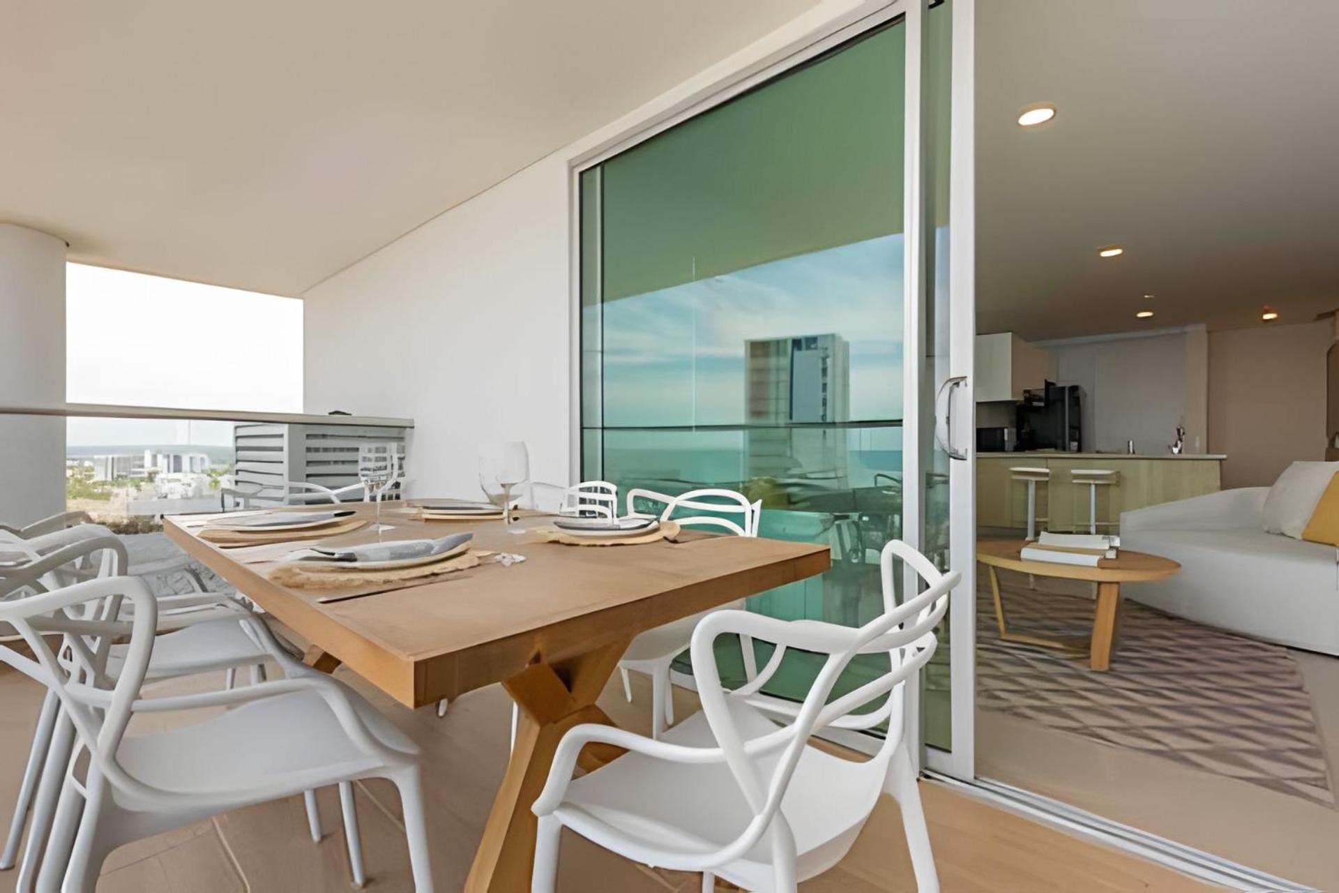 Modern 2BR next to the Walled City+Oceanside View